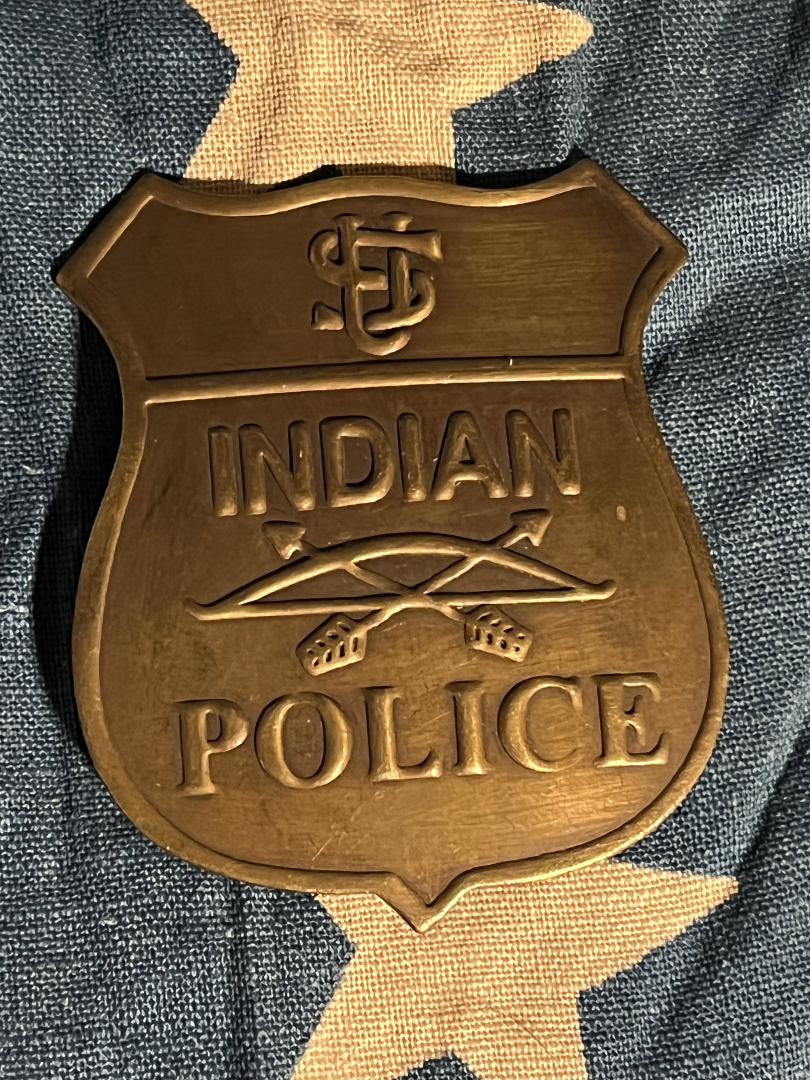 ANTIQUE INDIAN POLICE BADGE: ANTIQUE INDIAN POLICE BADGE. A RARE FIND. IN MINT OVERALL SHAPE AND CONDITION WITH A BEAUTIFUL OVERALL PATINA. COMES FROM A COLLECTION. A GREAT FIND AND AN EXCELLENT ADDITION TO YOUR COLLECTION.