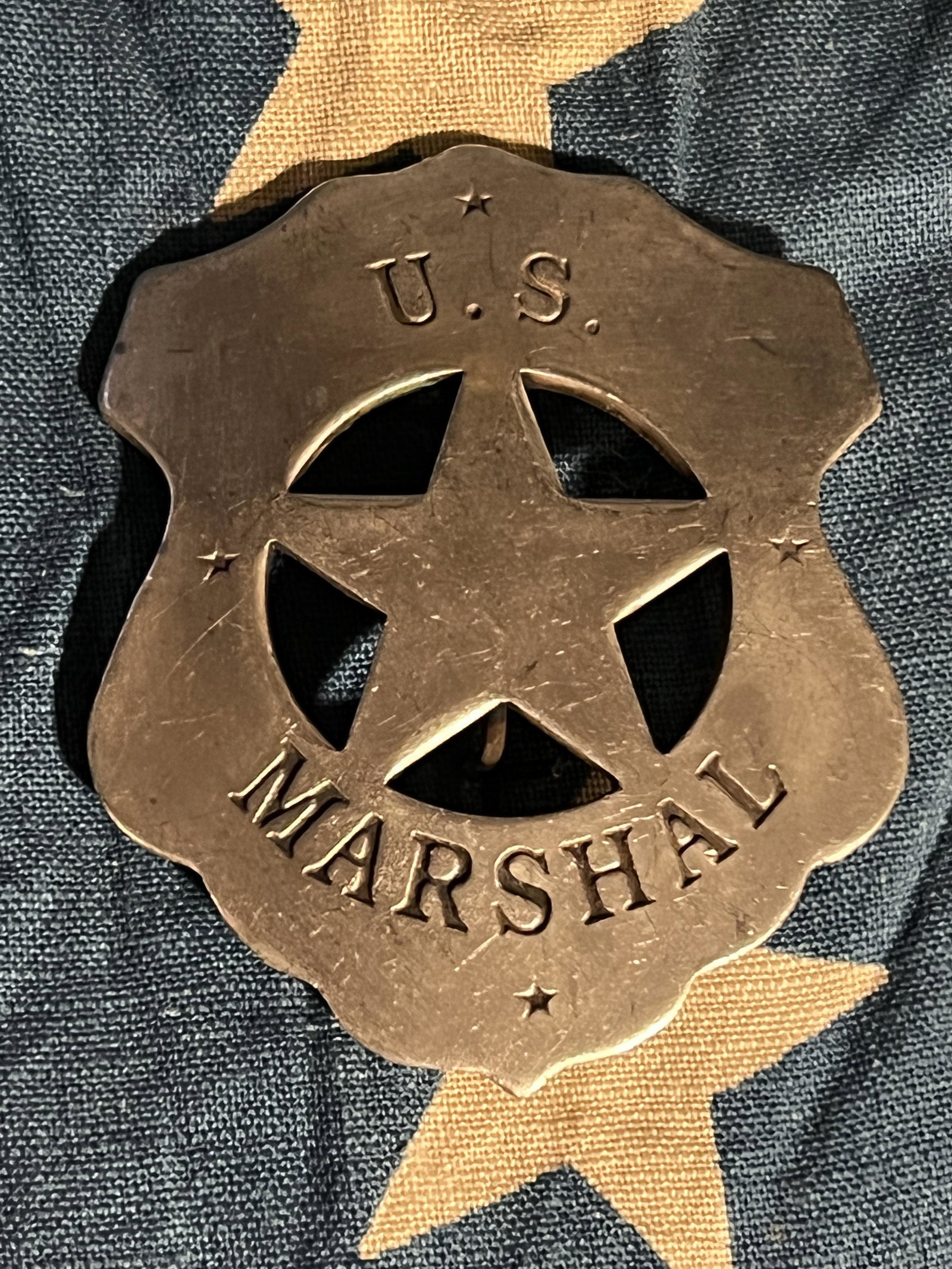 ANTIQUE OLD U.S. MARSHAL BADGE: ANTIQUE OLD U.S. MARSHAL BADGE. A RARE FIND. IN MINT OVERALL SHAPE AND CONDITION WITH A BEAUTIFUL OVERALL PATINA. COMES FROM A COLLECTION. A GREAT FIND AND AN EXCELLENT ADDITION TO YOUR COLLECTION.