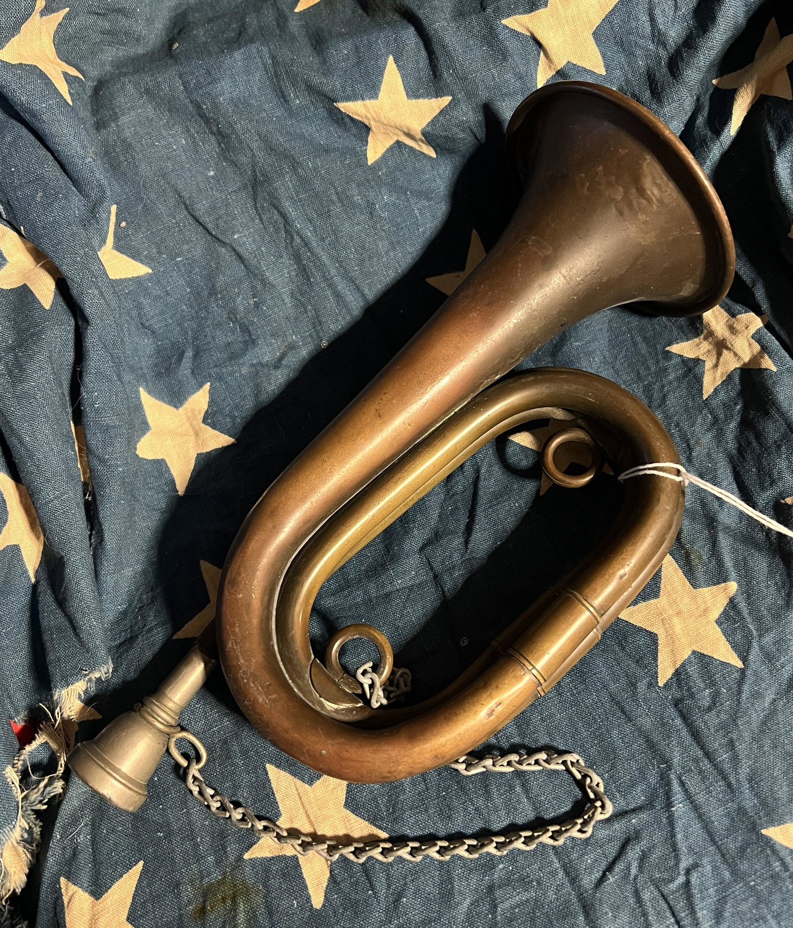 WW1 U.S. R&H CHICAGO MILITARY PARADE BUGLE: WW1 U.S. R&H CHICAGO MILITARY PARADE BUGLE. IN MINT OVERALL SHAPE AND CONDITION WITH A BEAUTIFUL OVERALL PATINA. HAS A GREAT LOOK TO IT WITH AN EXCELLENT OVERALL EYE APPEAL. A GREAT FIND AND AN EXCELL