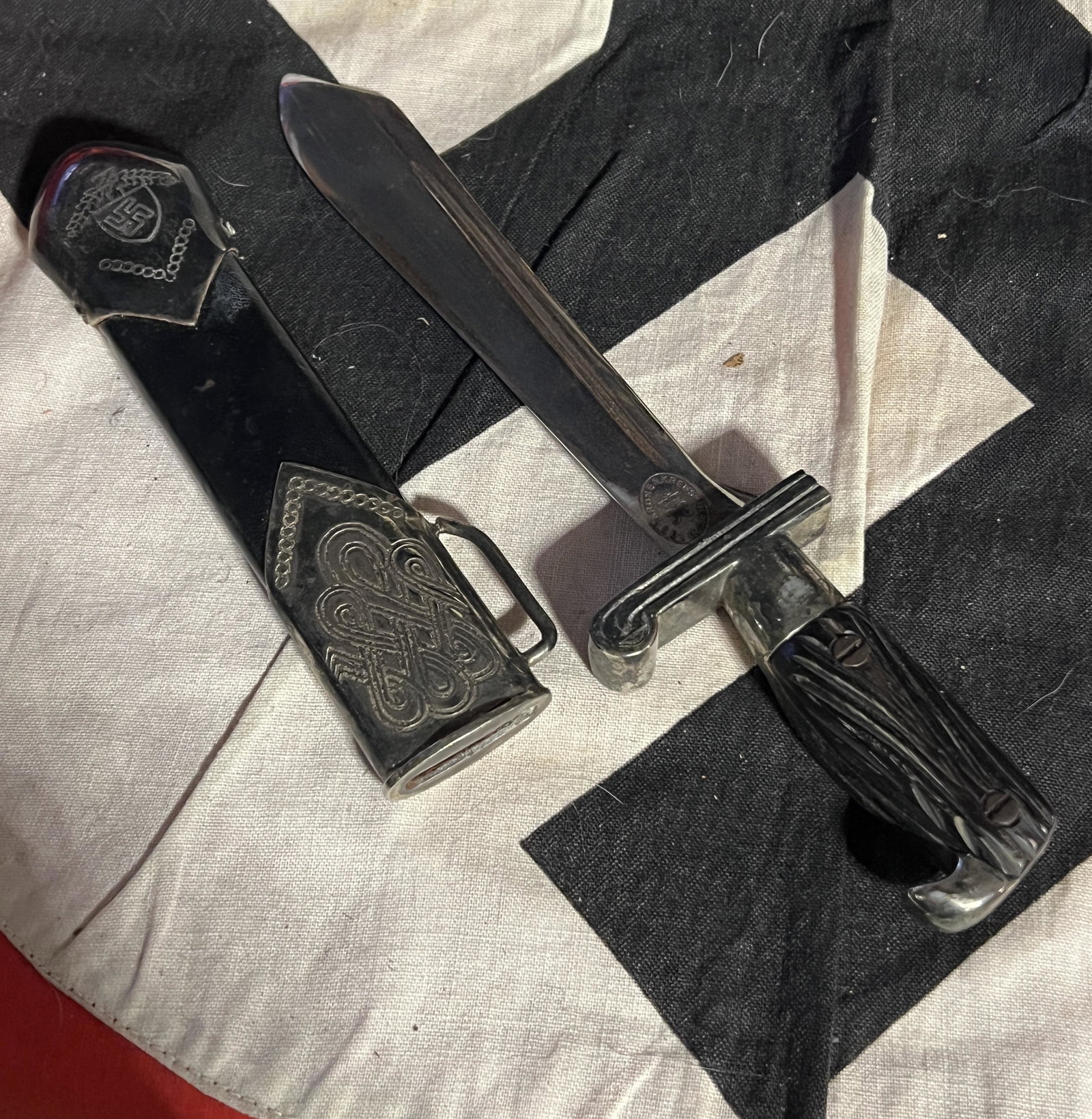 WW2 GERMAN RAD LABOR CORPS MINIATURE DAGGER: WW2 GERMAN RAD LABOR CORPS MINIATURE DAGGER. A RARE FIND. IT IS IN MINT OVERALL SHAPE AND CONDITION WITH A BEAUTIFUL OVERALL PATINA. A GREAT FIND AND AN EXCELLENT ADDITION TO YOUR COLLECTION.