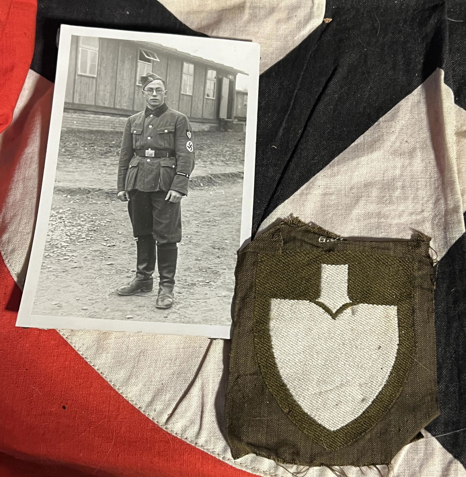 RARE WW2 GERMAN LABOR CORPS SLEEVE INSIGNIA W/PICTURE: RARE WW2 GERMAN LABOR CORPS SLEEVE INSIGNIA W/PICTURE. THIS CAME AS A SET FROM A VETERAN. PROBABLY BELONGED TO THE SAME GUY PICTURED. PLEASE VIEW ALL DETAILED PICTURES. A GREAT ADDITION TO YOUR COLLEC