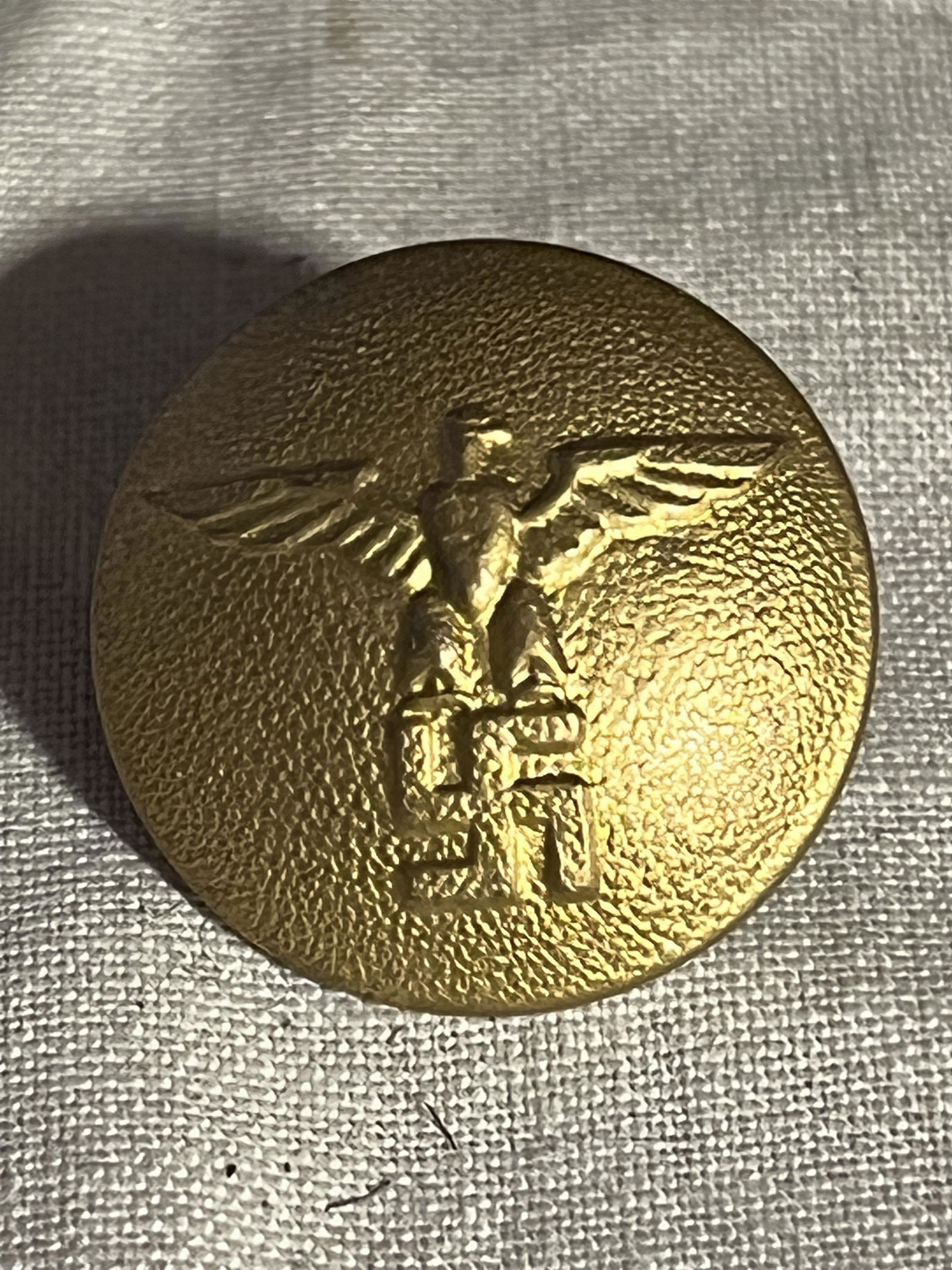 WW2 GERMAN NSDAP PARTY UNIFORM BUTTON: WW2 GERMAN NSDAP PARTY UNIFORM BUTTON. IN GOOD OVERALL SHAPE AND CONDITION. HAS THE MAKER MARKS ON THE BACK. A GREAT FIND AND AN EXCELLENT ADDITION TO YOUR COLLECTION.