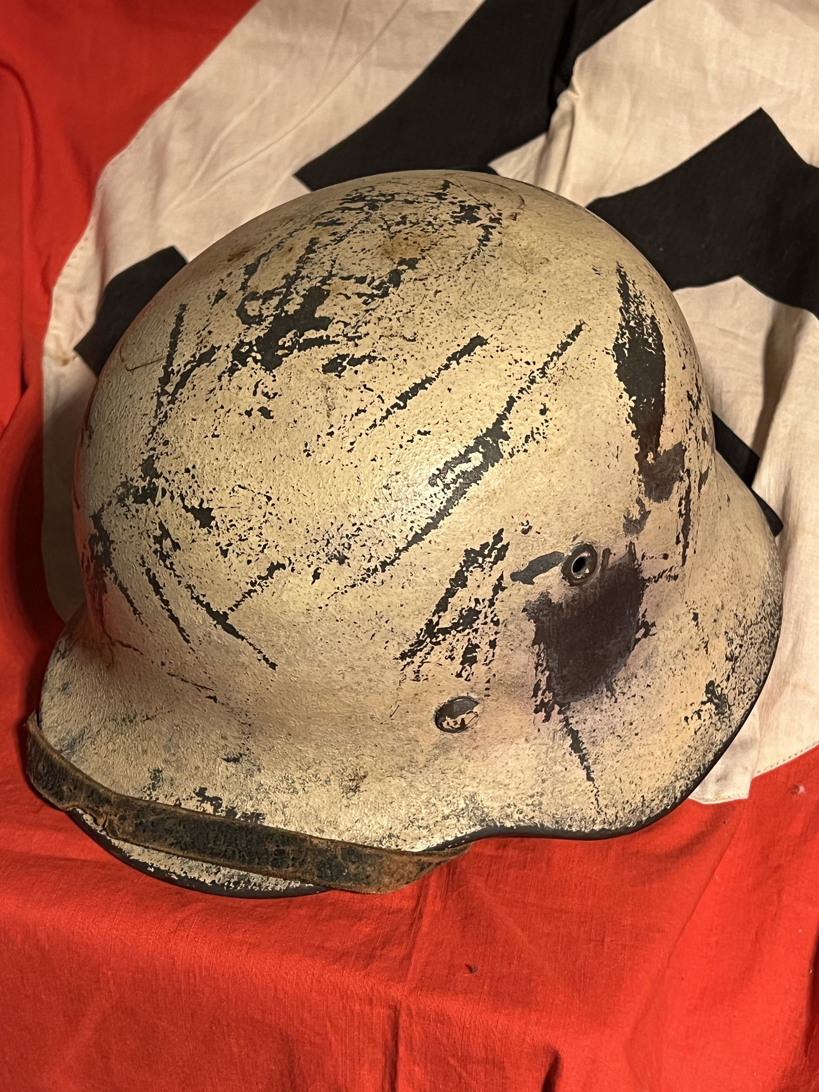 RARE WW2 GERMAN NAZI WHITE PAINTED CAMO HELMET: RARE WW2 GERMAN NAZI WHITE PAINTED CAMO HELMET. WAS BROUGHT BACK HOME BY A VET. THIS HELMET WAS WORN BY A GERMAN SOLIDER WHO USED IT AT THE BATTLE OF STALINGRAD OR ON THE RUSSIAN FRONT. A RARE FIND IN