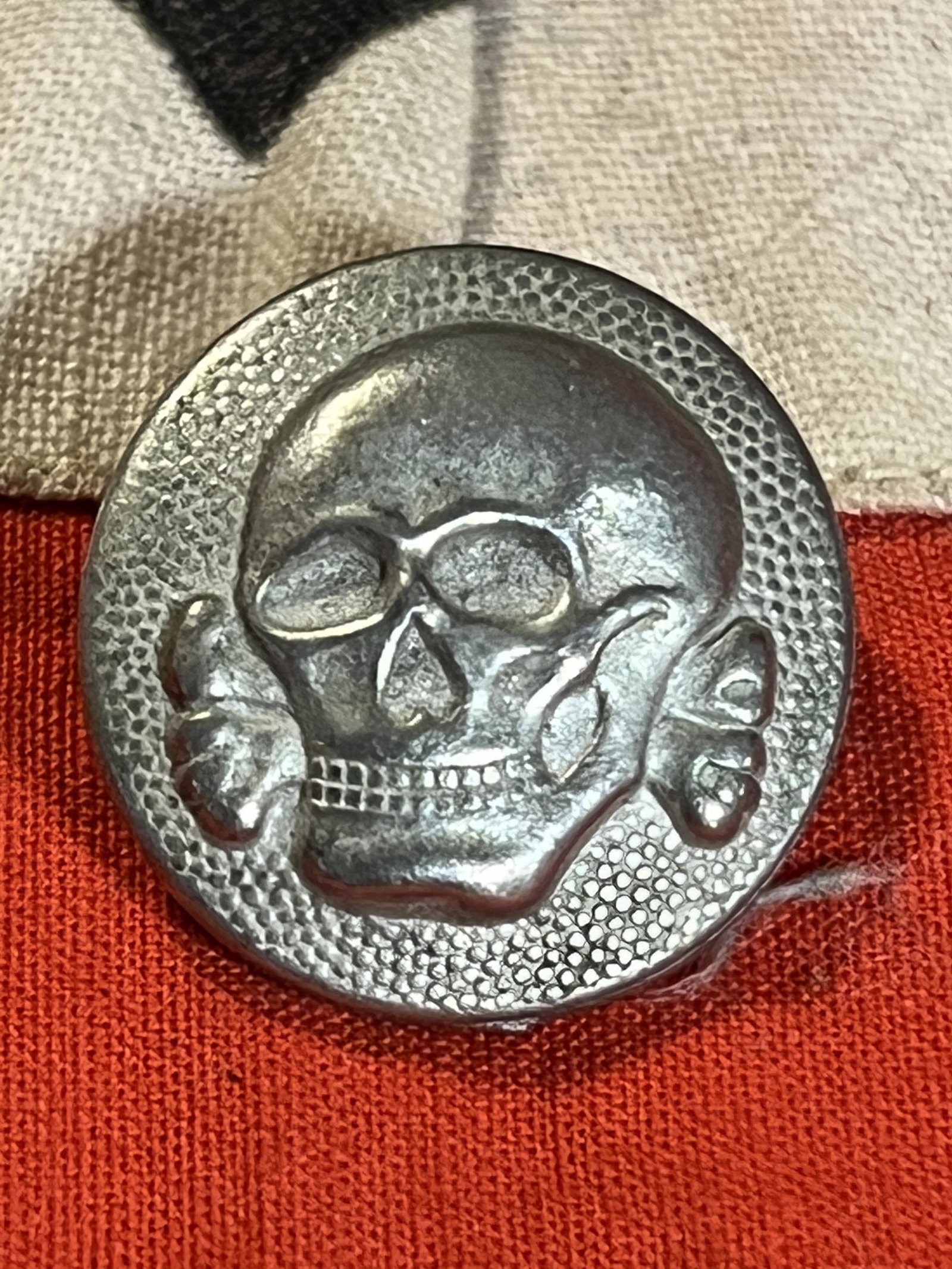 RARE WW2 GERMAN TOTENKOPF SS OFFICER UNIFORM BUTTON RZM: RARE WW2 GERMAN TOTENKOPF SS OFFICER UNIFORM BUTTON RZM M5/8. IN MINT OVERALL SHAPE AND CONDITION WITH A BEAUTIFUL OVERALL PATINA. WAS BROUGHT BACK HOME BY A VET. HAS A GREAT LOOK TO IT WITH AN EXCELL