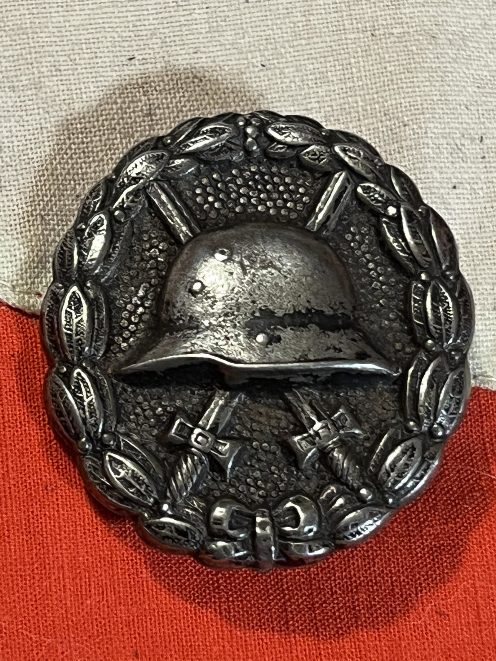 WW1 GERMAN WOUND BADGE IN SILVER: WW1 GERMAN WOUND BADGE IN SILVER. IN GOOD OVERALL SHAPE AND CONDITION WITH A BEAUTIFUL OVERALL PATINA. HAS A GREAT LOOK TO IT WITH AN EXCELLENT OVERALL EYE APPEAL. PLEASE VIEW ALL DETAILED PICTURES. A