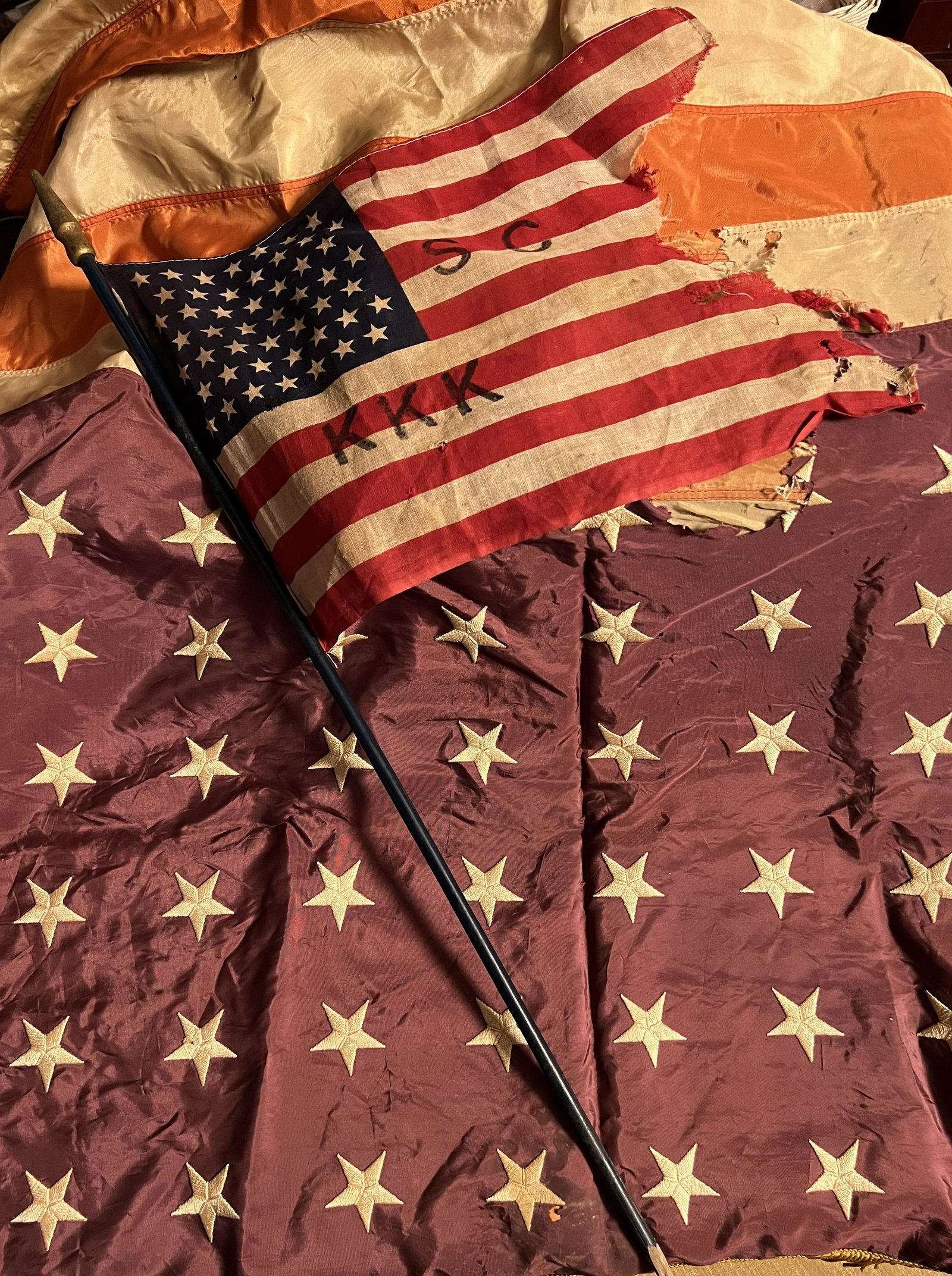 ANTIQUE KKK KU KLUX KLAN HAND FLAG FROM SOUTH CAROLINA: ANTIQUE KKK KU KLUX KLAN HAND FLAG FROM SOUTH CAROLINA. A RARE FIND. IT IS IN MINT OVERALL SHAPE AND CONDITION WITH A BEAUTIFUL OVERALL PATINA. PLEASE VIEW ALL DETAILED PICTURES. A GREAT ADDITION TO Y