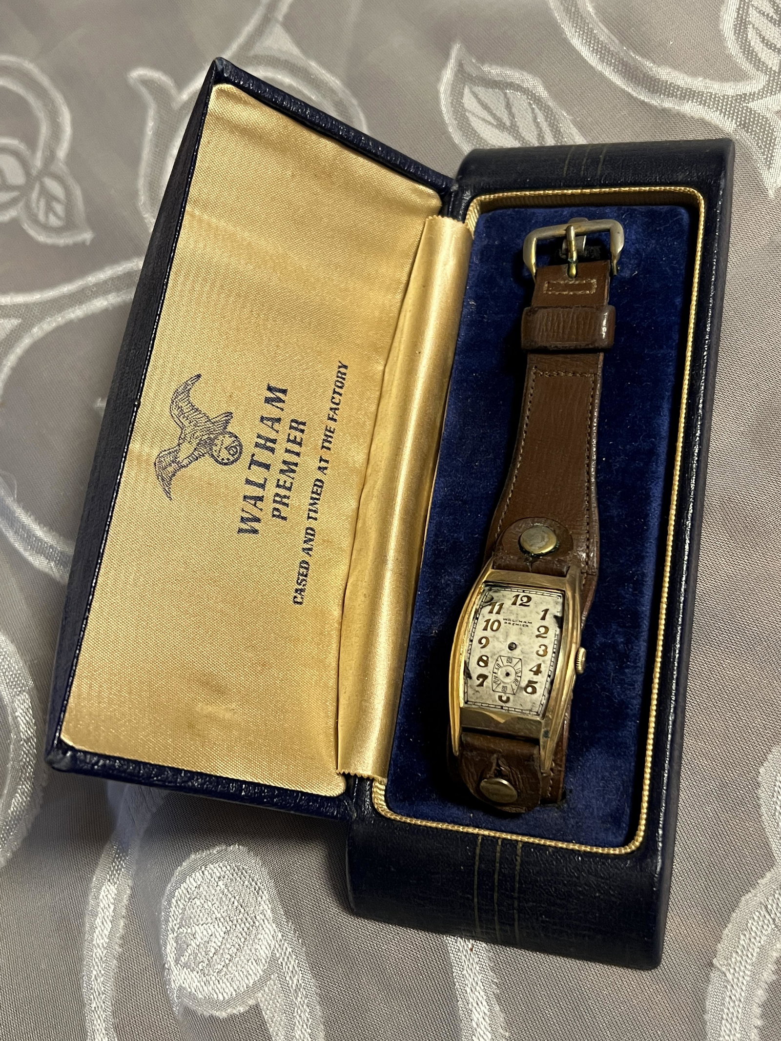 ANTIQUE MENS WALTHAM WRISTWATCH (1 of 3)