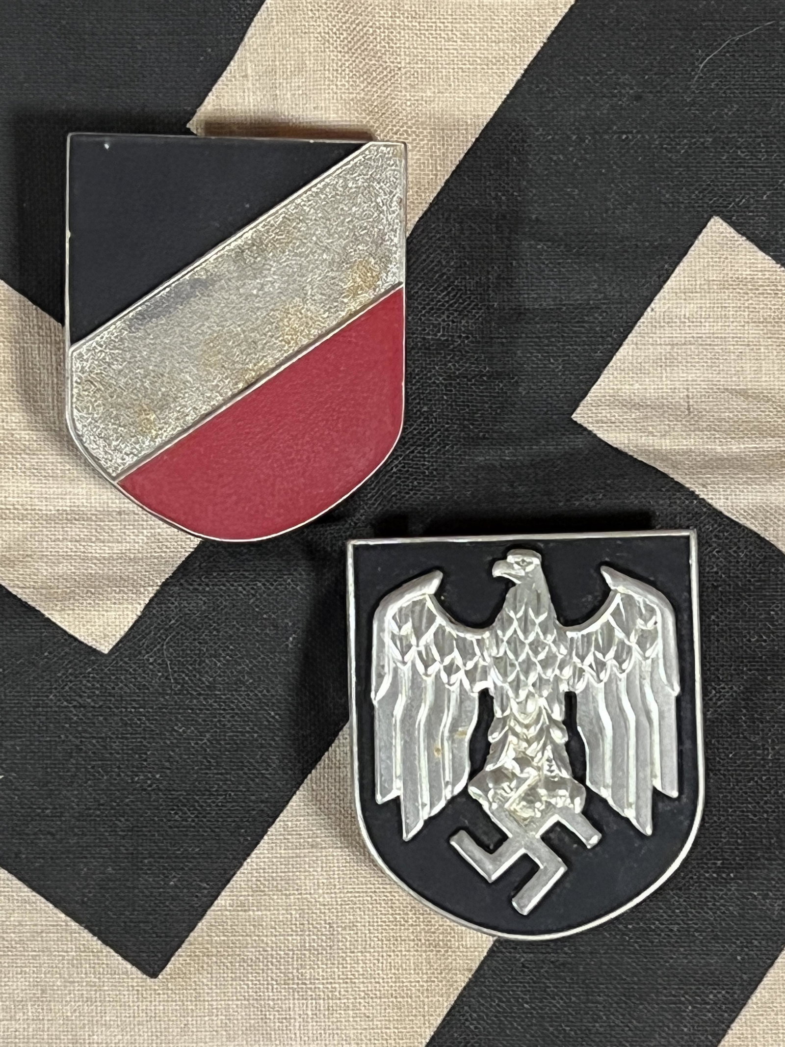 WW2 GERMAN AFRIKA KORPS PITH HELMET SHIELDS W/MAKER: WW2 GERMAN AFRIKA KORPS PITH HELMET SHIELDS W/MAKER MARKS. IN MINT OVERALL SHAPE AND CONDITION WITH A BEAUTIFUL BATTLE USED PATINA. PLEASE VIEW ALL DETAILED PICTURES. A GREAT FIND AND AN EXCELLENT ADD