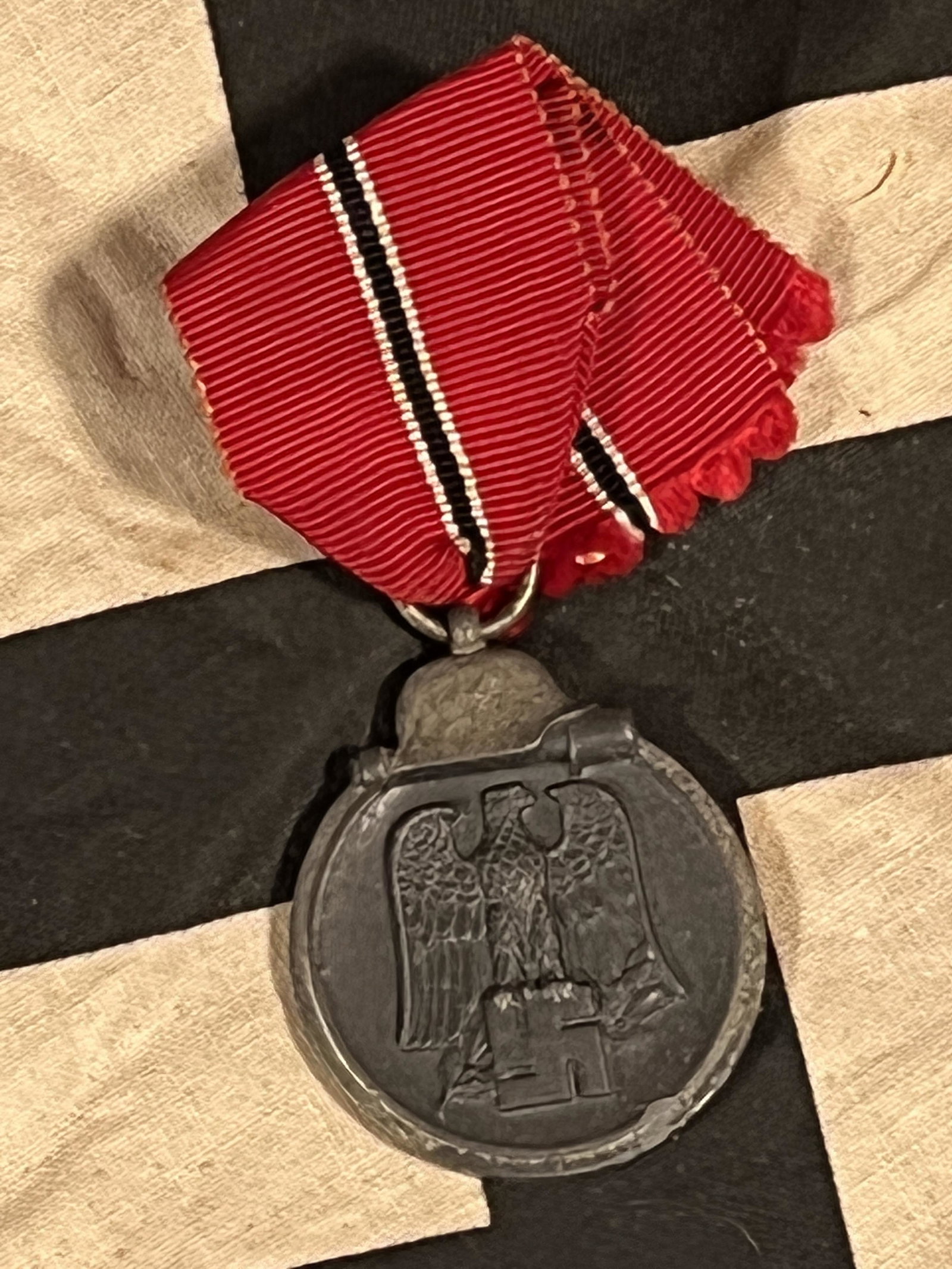 WW2 GERMAN EASTERN FRONT MEDAL WINTERSCHLACHT IM OSTEN: WW2 GERMAN EASTERN FRONT MEDAL WINTERSCHLACHT IM OSTEN 1941/42 MEDAL. A RARE FIND. IT IS IN MINT OVERALL SHAPE AND CONDITION WITH A BEAUTIFUL OVERALL PATINA. HAS A GREAT LOOK TO IT WITH AN EXCELLENT O