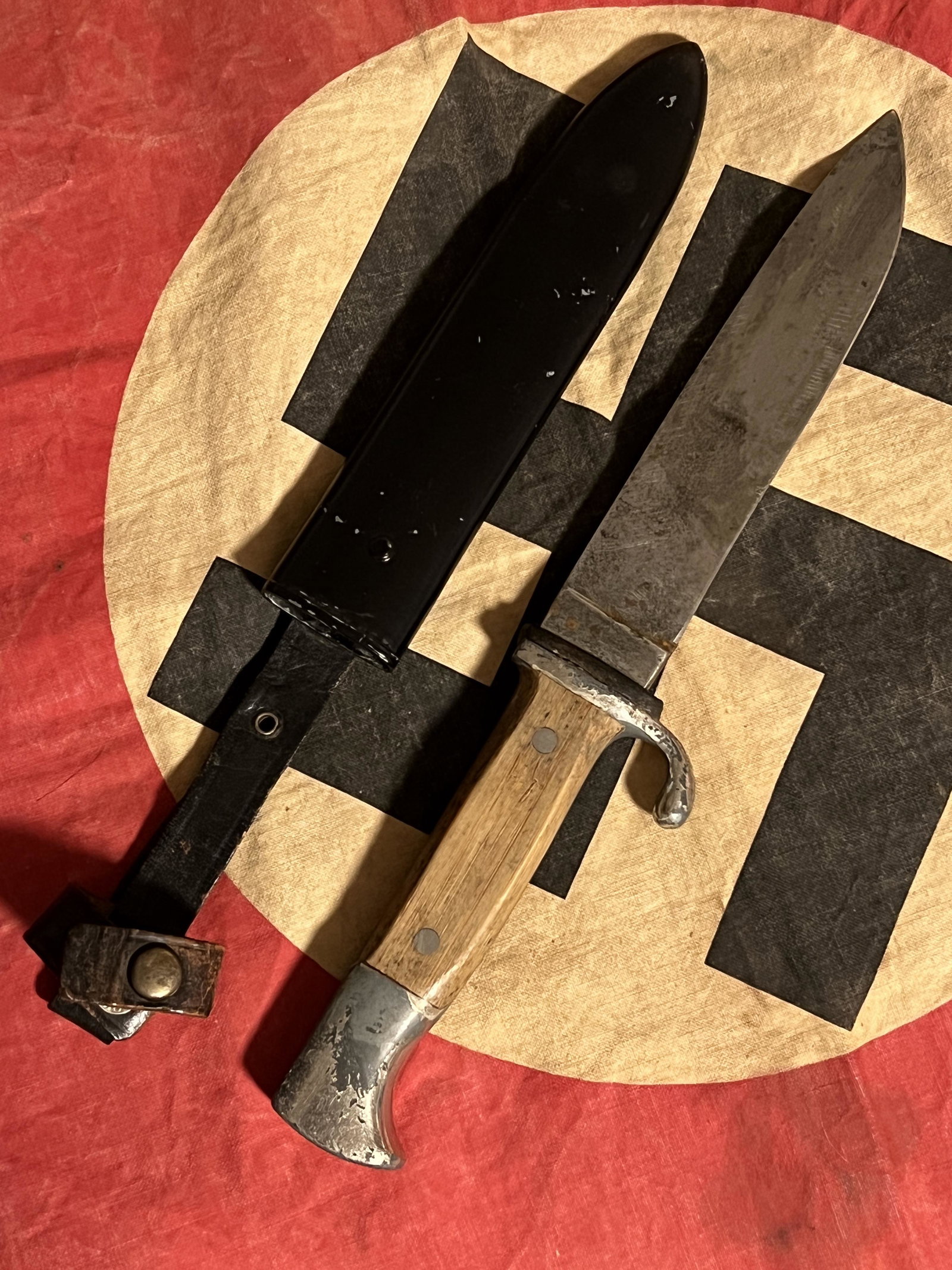 PRE WW2 GERMAN HITLER YOUTH DAGGER W/SHEATH: PRE WW2 GERMAN HITLER YOUTH DAGGER W/SHEATH. A RARE FIND. IT IS IN MINT OVERALL SHAPE AND CONDITION WITH A BEAUTIFUL OVERALL PATINA. HAS A GREAT LOOK TO IT WITH AN EXCELLENT OVERALL EYE APPEAL. PLEASE