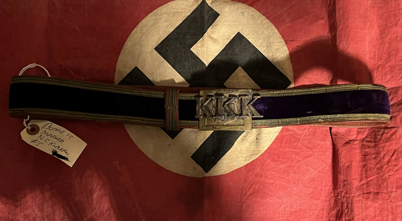 RARE ANTIQUE KKK KU KLUX KLAN BELT BUCKLE W/BELT: RARE ANTIQUE KKK KU KLUX KLAN BELT BUCKLE W/BELT. ORIGINS: N.C KLAVERN. IN MINT OVERALL SHAPE AND CONDITION SHOWING HEAVY USE AND A BEAUTIFUL PATINA. A GREAT HISTORY ADDITION TO YOUR COLLECTION.