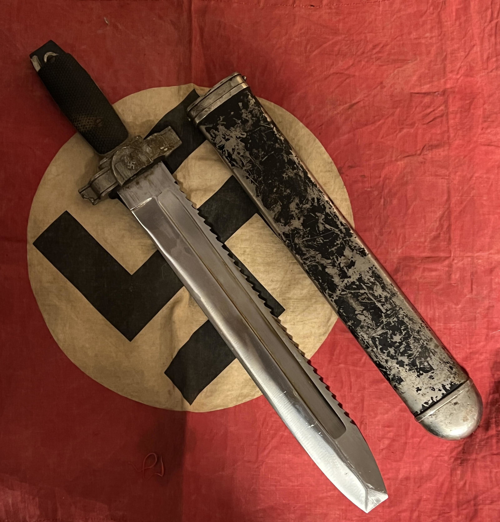 WW2 GERMAN RED CROSS HEWER MILITARY DAGGER BATTLE FOUND: WW2 GERMAN RED CROSS HEWER MILITARY DAGGER BATTLE FOUND. A RARE FIND. SHOWS HEAVY WEAR AND TEAR AND USED DURING BATTLE. SHOWS A BEAUTIFUL PATINA THROUGHOUT. PLEASE VIEW ALL DETAILED PICTURES. A GREAT 
