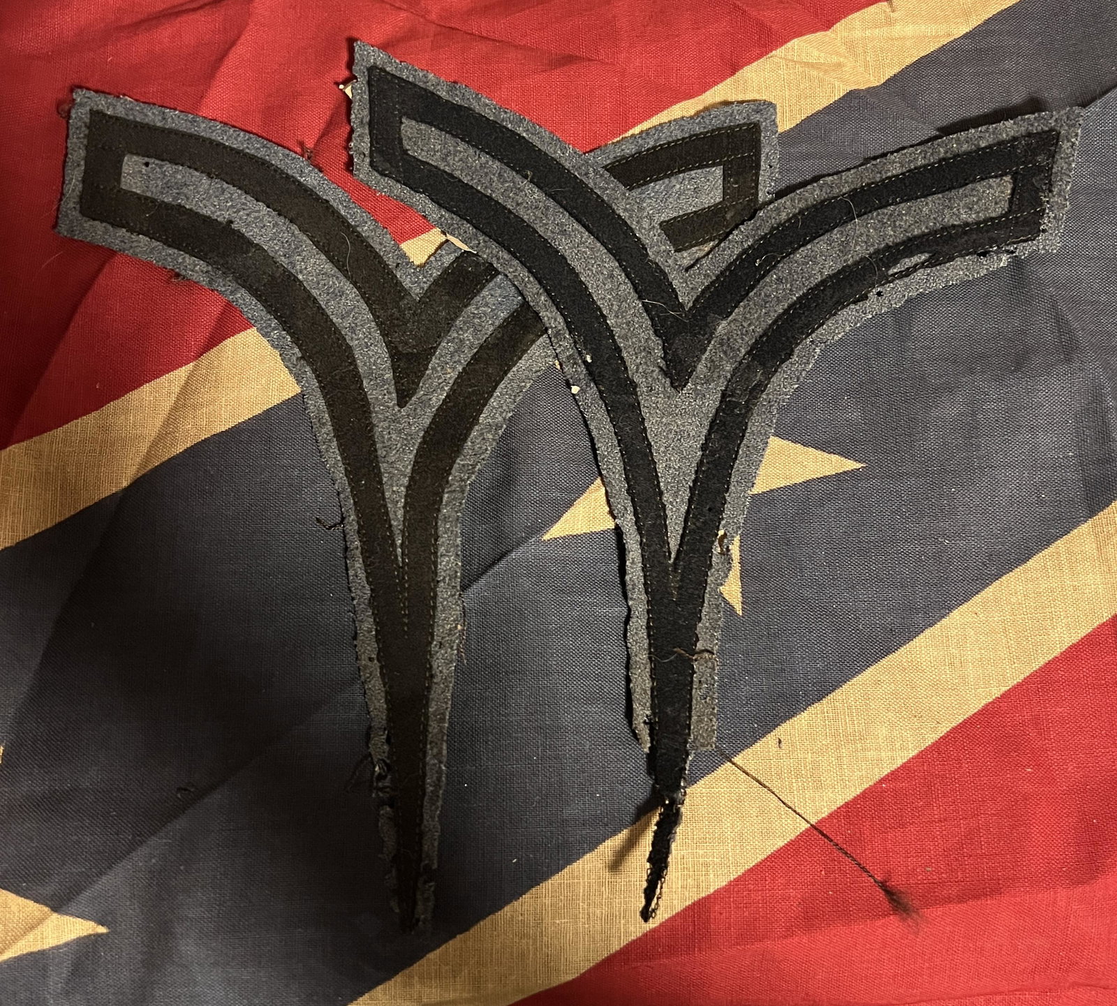CIVIL WAR CONFEDERATE OFFICERS CHEVRONS: CIVIL WAR CONFEDERATE OFFICERS CHEVRONS. IN MINT BATTLE USED SHAPE AND CONDITION WITH A BEAUTIFUL OVERALL PATINA. A GREAT FIND AND AN EXCELLENT ADDITION TO YOUR COLLECTION.