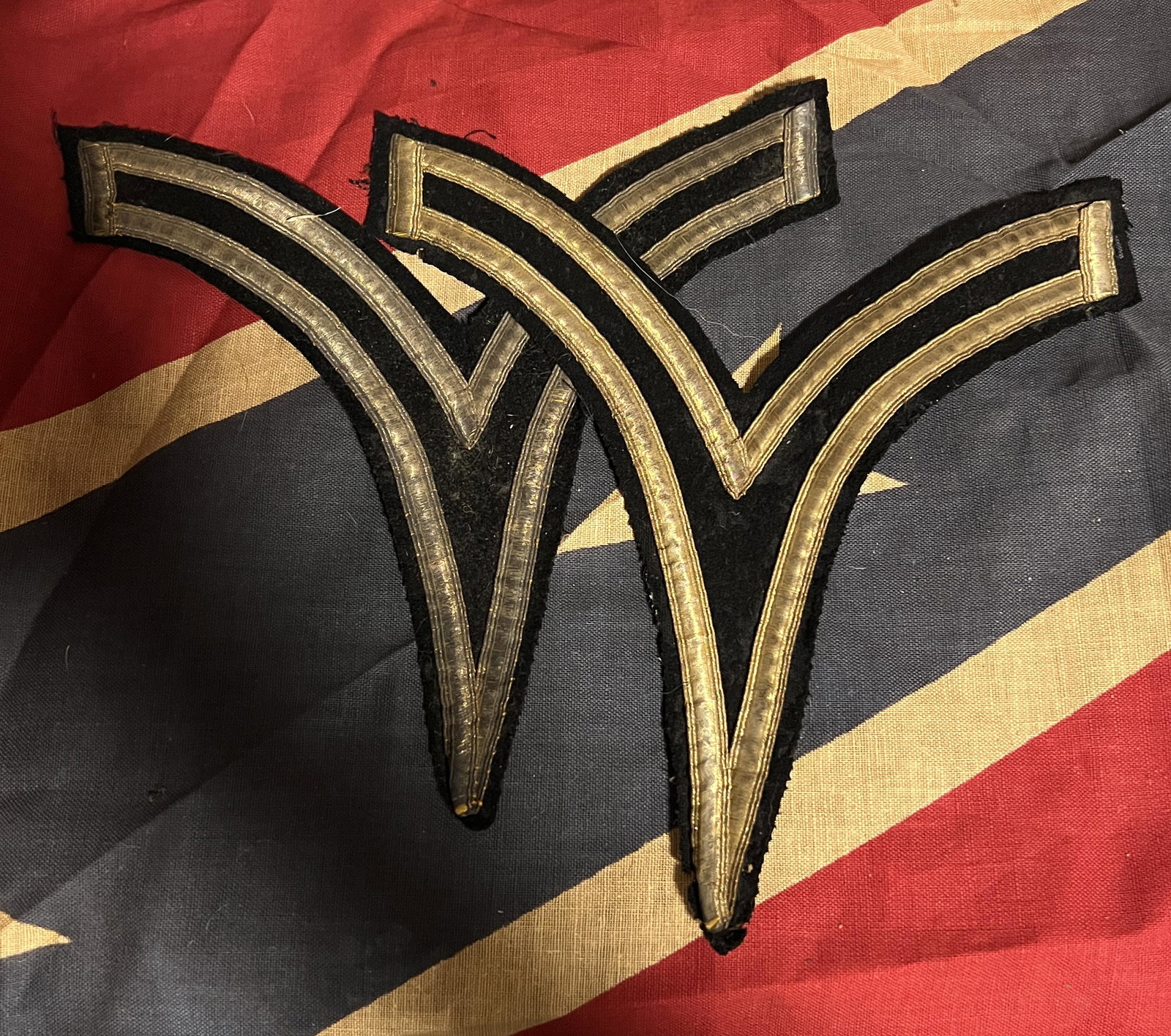 CIVIL WAR CONFEDERATE OFFICERS CHEVRONS: CIVIL WAR CONFEDERATE OFFICERS CHEVRONS. IN MINT BATTLE USED SHAPE AND CONDITION WITH A BEAUTIFUL OVERALL PATINA. A GREAT FIND AND AN EXCELLENT ADDITION TO YOUR COLLECTION.