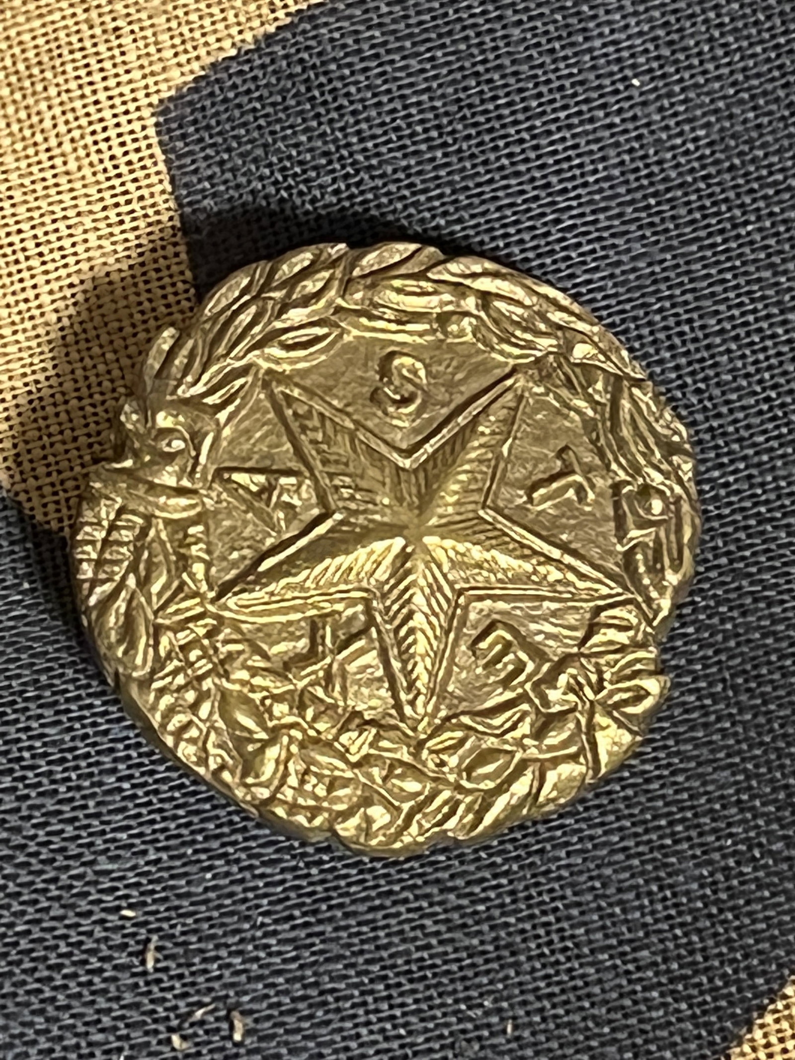 RARE CIVIL WAR CONFEDERATE TEXAS TX HAT INSIGNIA: RARE CIVIL WAR CONFEDERATE TEXAS TX HAT INSIGNIA. A RARE FIND. IT IS IN MINT OVERALL SHAPE AND CONDITION. A GREAT FIND AND AN EXCELLENT ADDITION TO YOUR COLLECTION.