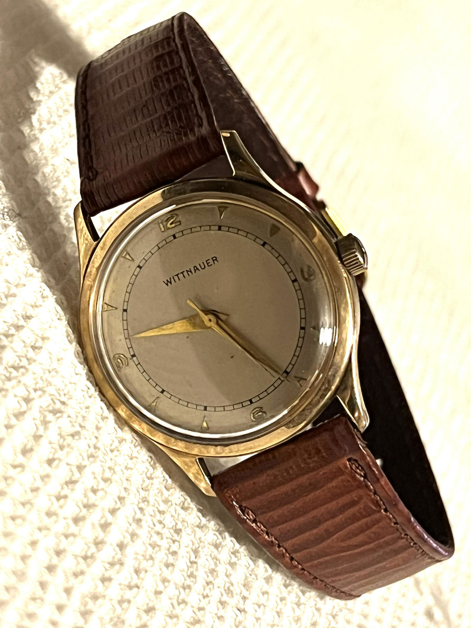 ESTATE 10K GOLD WITTNAUER MENS WRISTWATCH: ESTATE 10K GOLD WITTNAUER MENS WRISTWATCH. CURRENTLY RUNNING AND KEEPING GOOD TIME. HAS A GREAT LOOK TO IT WITH AN EXCELLENT OVERALL EYE APPEAL. PLEASE VIEW ALL DETAILED PICTURES. A GREAT FIND AND AN