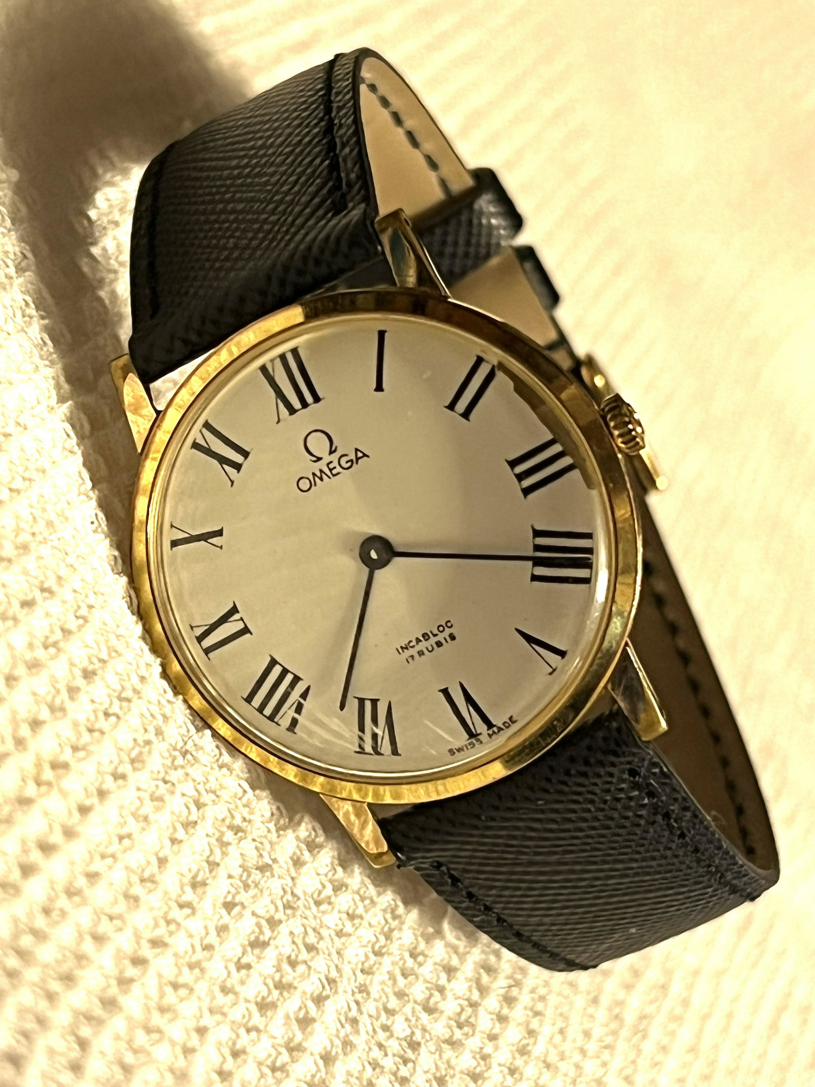 MENS 18K OMEGA HAND-WINDING WRISTWATCH (1 of 7)