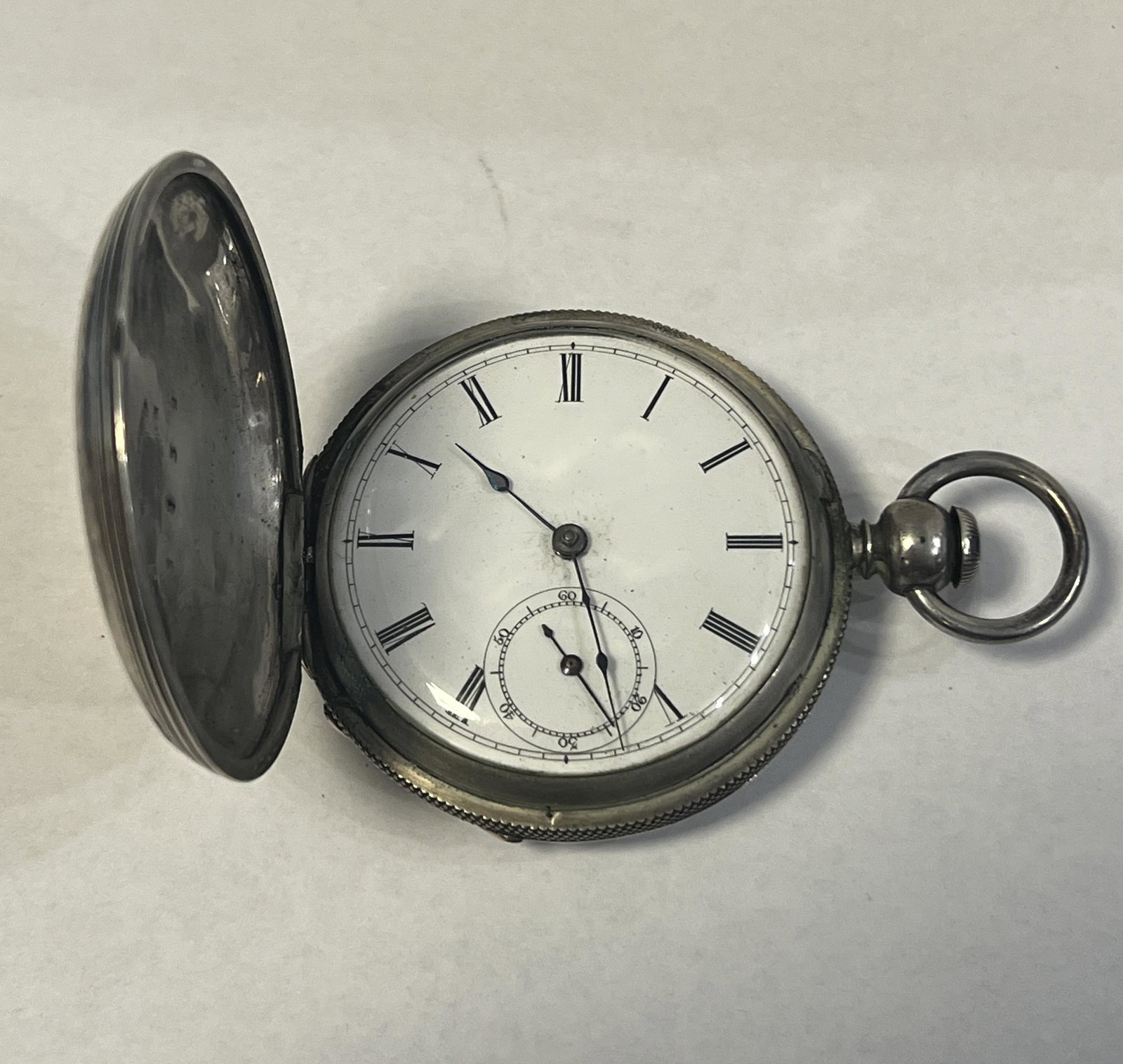MENS LARGE SIZED SILVER KEY-WIND POCKET WATCH (1 of 8)