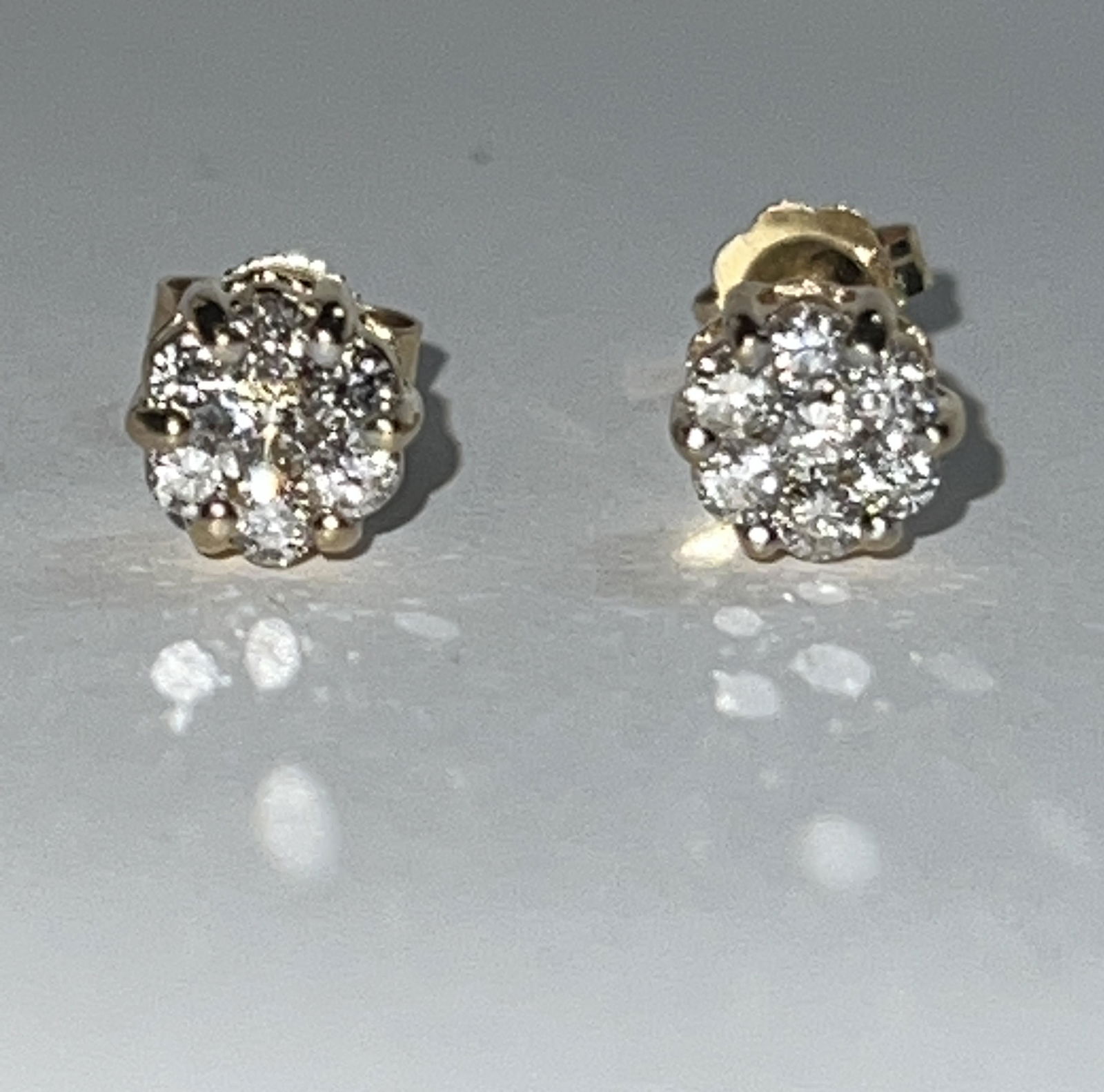 ESTATE 14K GOLD 0.50 TCW VS2,G DIAMONDS STUDS EARRINGS: ESTATE 14K GOLD 0.50 TCW VS2,G CLUSTER DIAMONDS STUDS EARRINGS. IN MINT OVERALL SHAPE AND CONDITION. THEY HAVE A GREAT LOOK TO THEM WITH AN EXCELLENT OVERALL EYE APPEAL. PLEASE VIEW ALL DETAILED PICTU