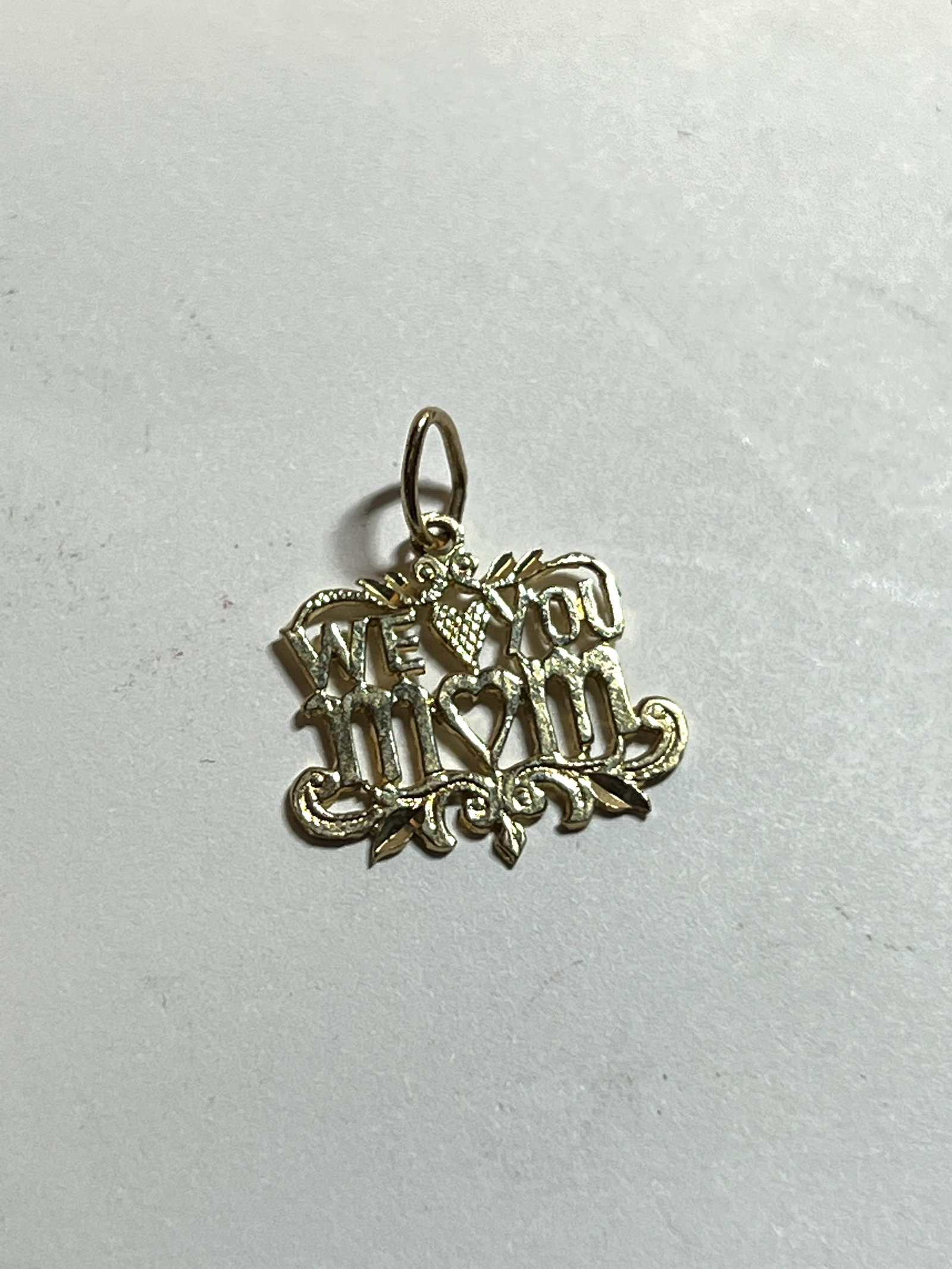 14K GOLD WE LOVE YOU MOM PENDANT: 14K GOLD WE LOVE YOU MOM PENDANT. IN GOOD OVERALL SHAPE AND CONDITION. A GREAT FIND AND AN EXCELLENT ADDITION TO YOUR COLLECTION.