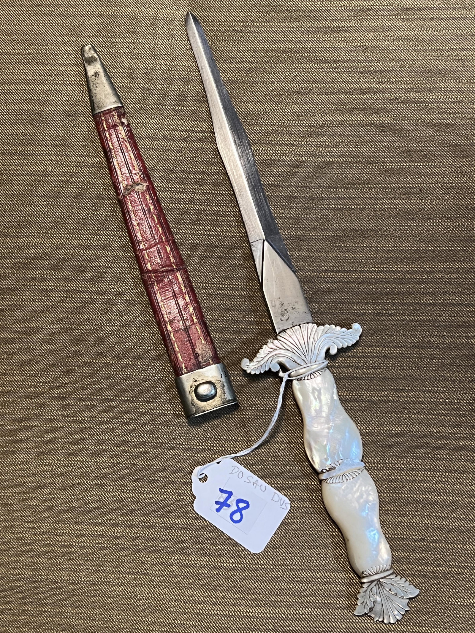 RARE CIVIL WAR MOP GAMBLERS BOOT KNIFE: RARE CIVIL WAR MOP GAMBLERS BOOT KNIFE. IN MINT OVERALL SHAPE AND CONDITION. HAS A GREAT LOOK TO IT WITH AN EXCELLENT OVERALL EYE APPEAL. MARKED SHEFFIELD. TIP IS A NEEDLE. SLIGHTLY GRAYED BLADE. ROUG