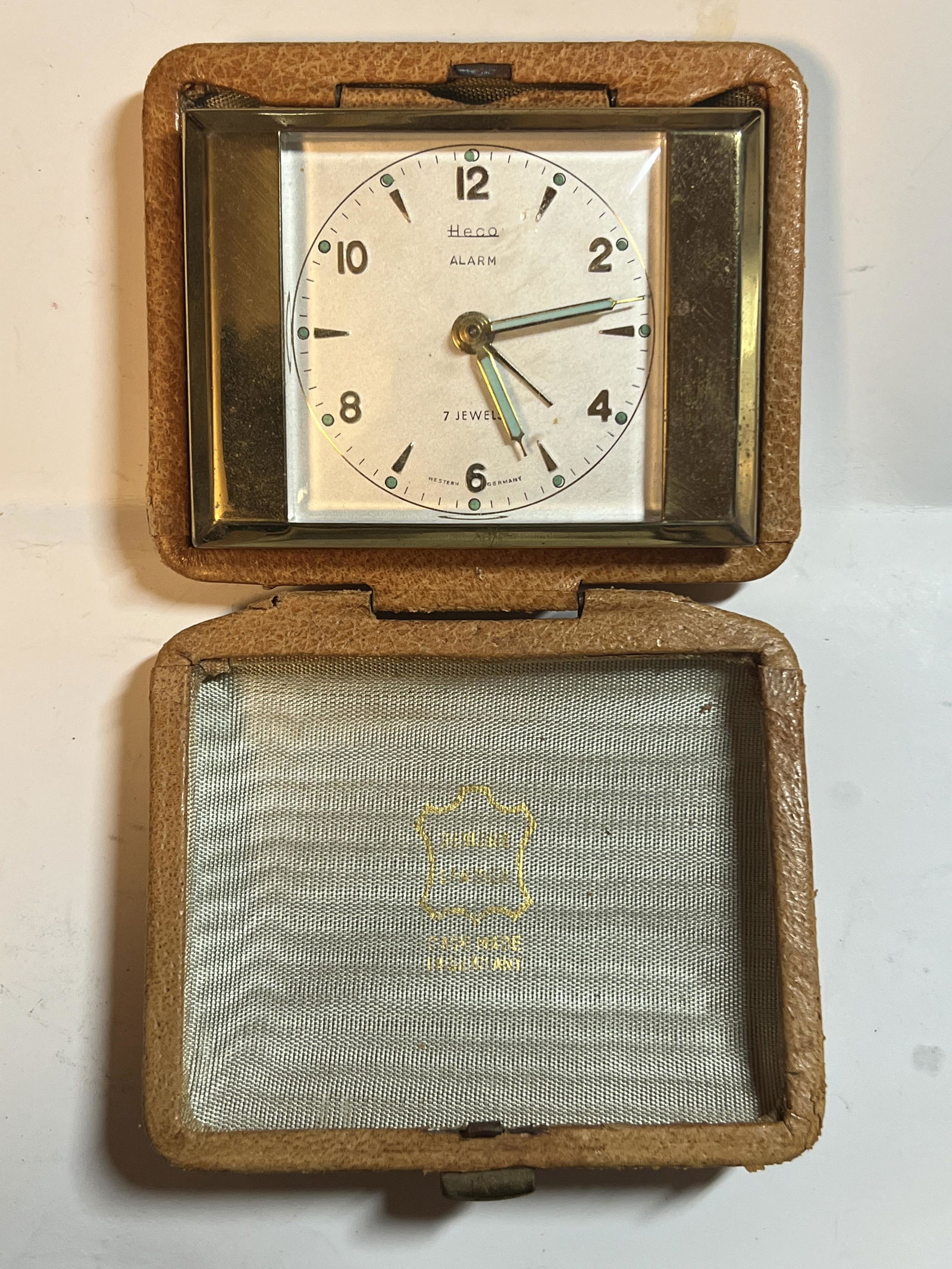 VINTAGE HECO ALARM TRAVLERS DESK CLOCK: VINTAGE HECO ALARM TRAVLERS DESK CLOCK. A GREAT ADDITION TO YOUR COLLECTION.