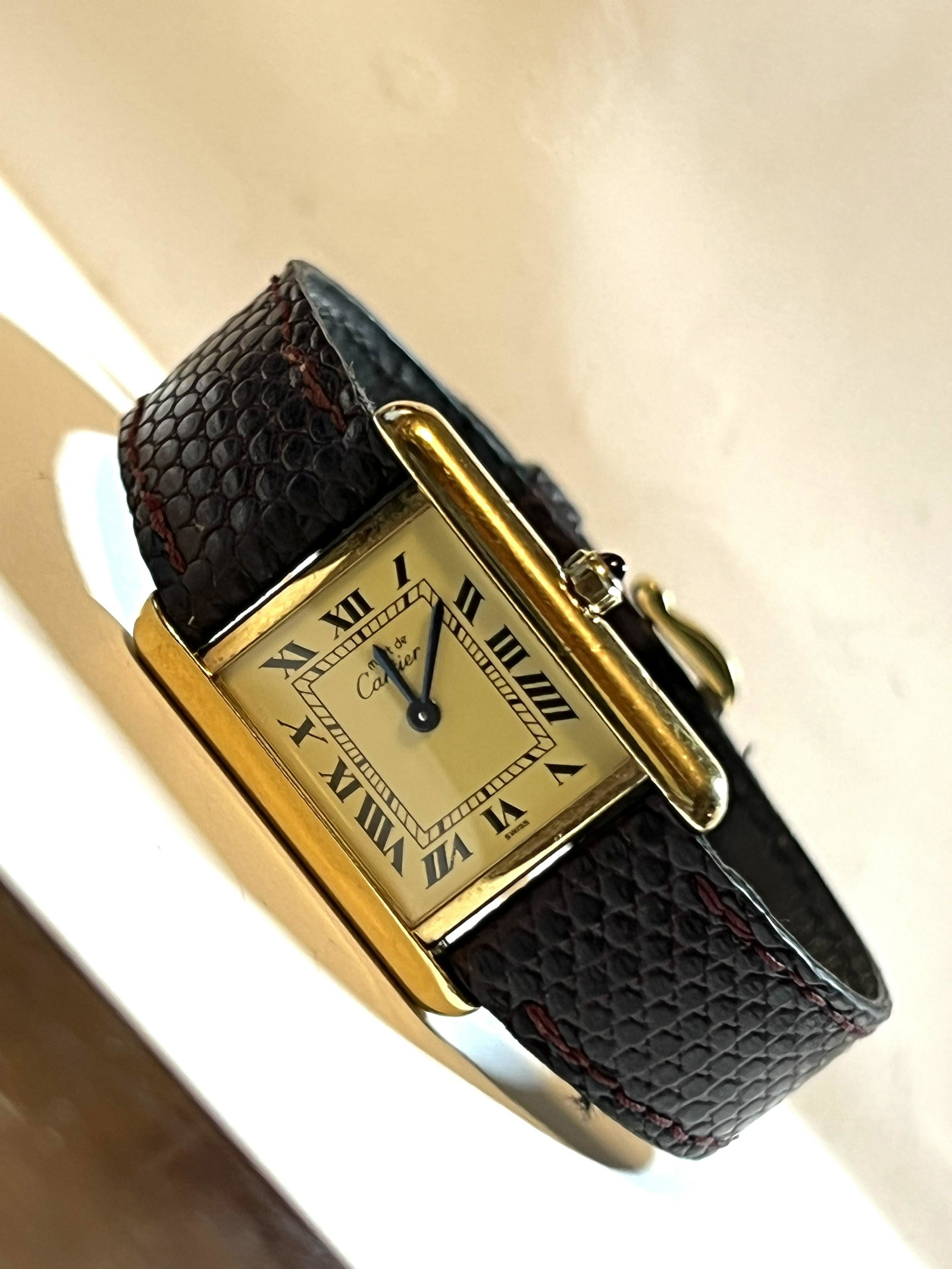 ESTATE LADIES CARTIER WRISTWATCH: ESTATE LADIES CARTIER WRISTWATCH. IN MINT OVERALL SHAPE AND CONDITION. WORKING AND KEEPING GREAT TIME. A GREAT FIND AND AN EXCELLENT ADDITION TO YOUR COLLECTION.