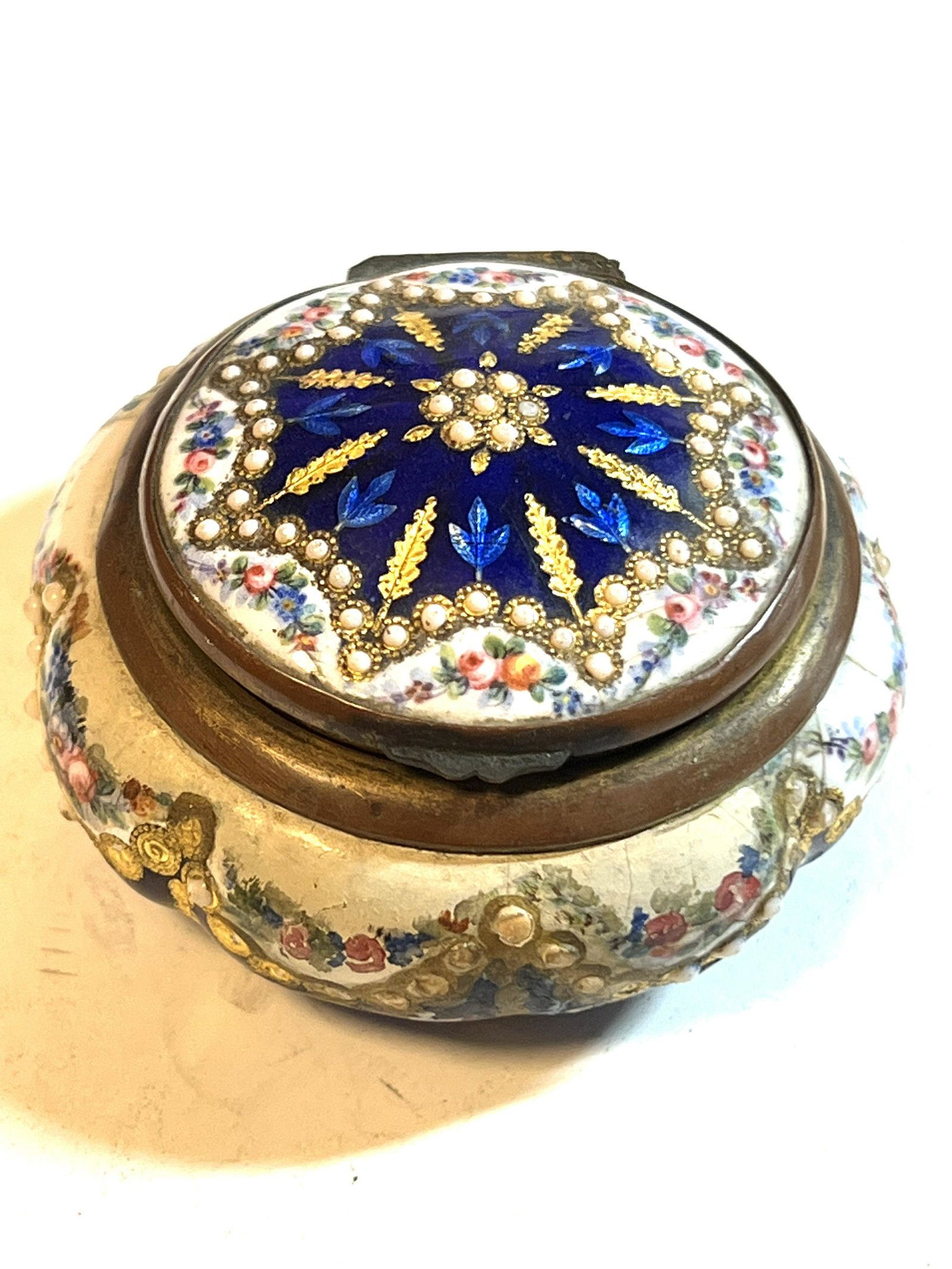 ANTIQUE HAND-PAINTED PORCELAIN JEWELRY BOX: ANTIQUE HAND-PAINTED PORCELAIN JEWELRY BOX. IN MINT OVERALL SHAPE AND CONDITION WITH A BEAUTIFUL OVERALL PATINA. HAS A GREAT LOOK TO IT WITH AN EXCELLENT OVERALL EYE APPEAL. A GREAT FIND AND AN EXCELL