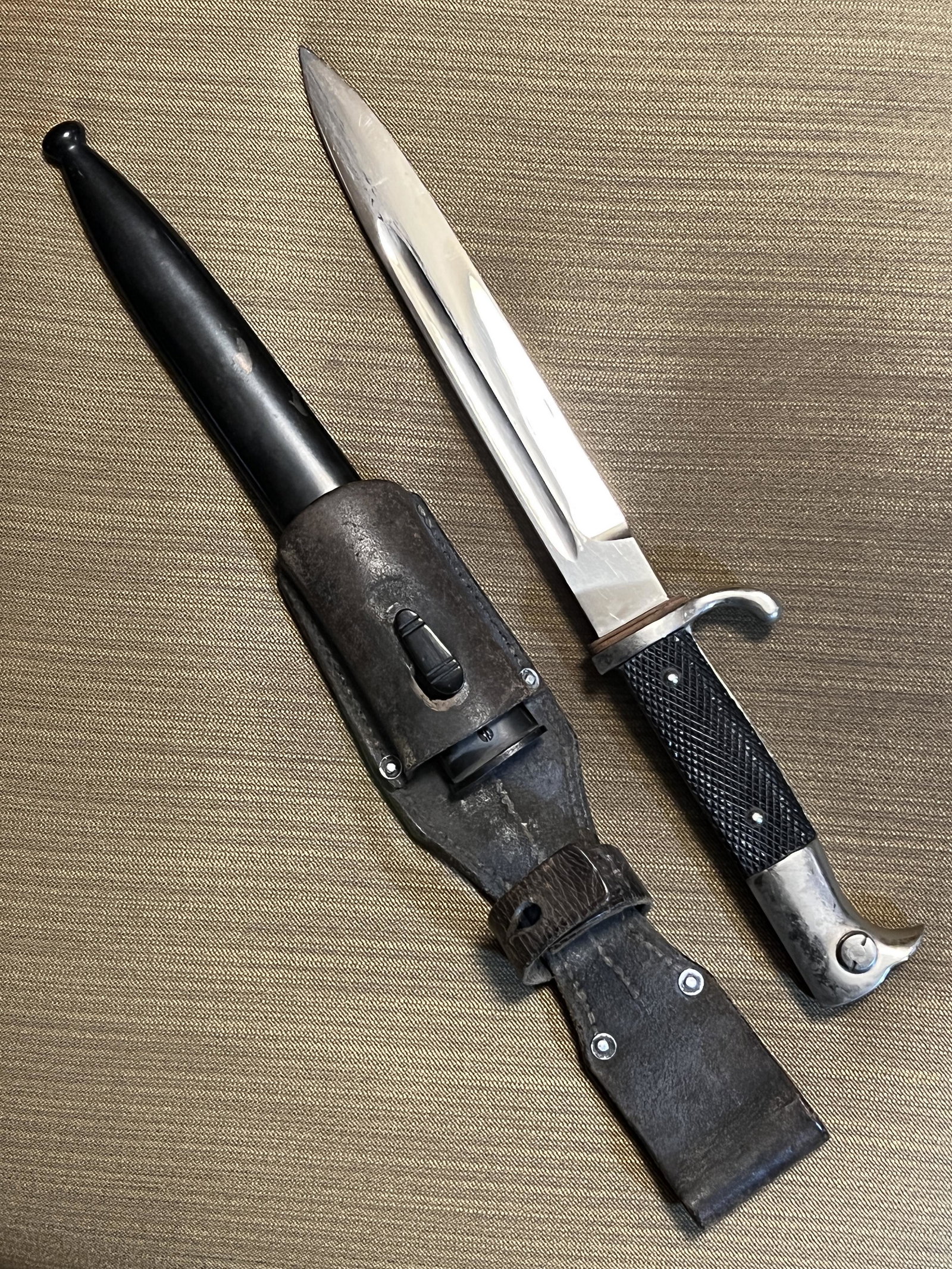 WW2 GERMAN SOLINGEN PUMA BAYONET W/SCABBARD: WW2 GERMAN SOLINGEN PUMA BAYONET W/SCABBARD. IN MINT OVERALL SHAPE AN CONDITION. HAS A GREAT LOOK TO IT WITH AN EXCELLENT OVERALL EYE APPEAL. PLEASE VIEW ALL DETAILED PICTURES. A GREAT FIND AND AN EXC