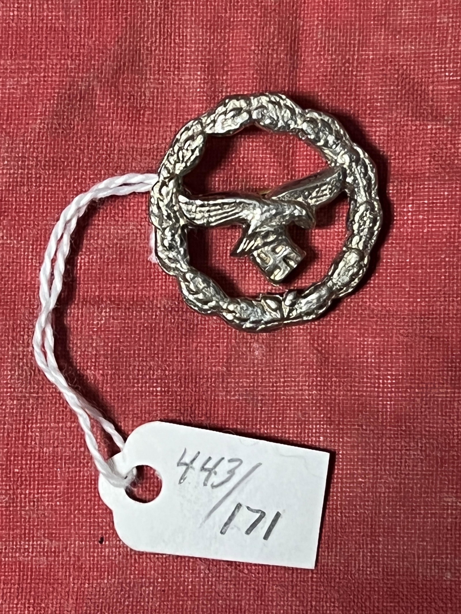 RARE WW2 GERMAN PARATROOPER LUFTWAFFE INSIGNIA: RARE WW2 GERMAN PARATROOPER LUFTWAFFE INSIGNIA. IN GOOD OVERALL SHAPE AND CONDITION. HAS A GREAT LOOK TO IT WITH AN EXCELLENT OVERALL EYE APPEAL. A GREAT FIND AND AN EXCELLENT ADDITION TO YOUR COLLECT