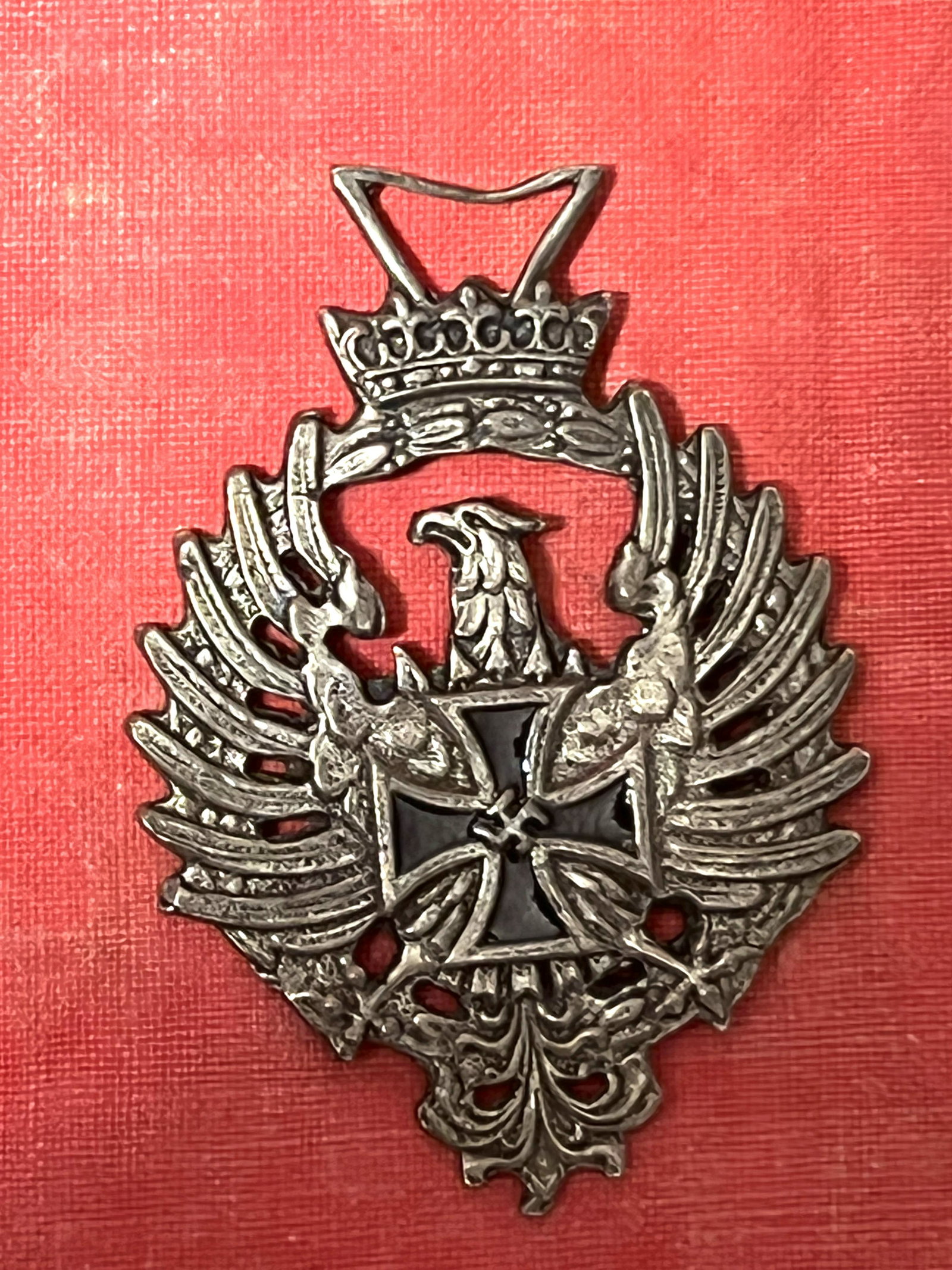 EARLY WW2 GERMAN PRUSSIAN MEDAL WITH IRON CROSS: EARLY WW2 GERMAN PRUSSIAN MEDAL WITH IRON CROSS. A RARE FIND. IT IS IN MINT OVERALL SHAPE AND CONDITION WITH A BEAUTIFUL OVERALL PATINA. HAS A GREAT LOOK TO IT WITH AN EXCELLENT OVERALL EYE APPEAL. A 