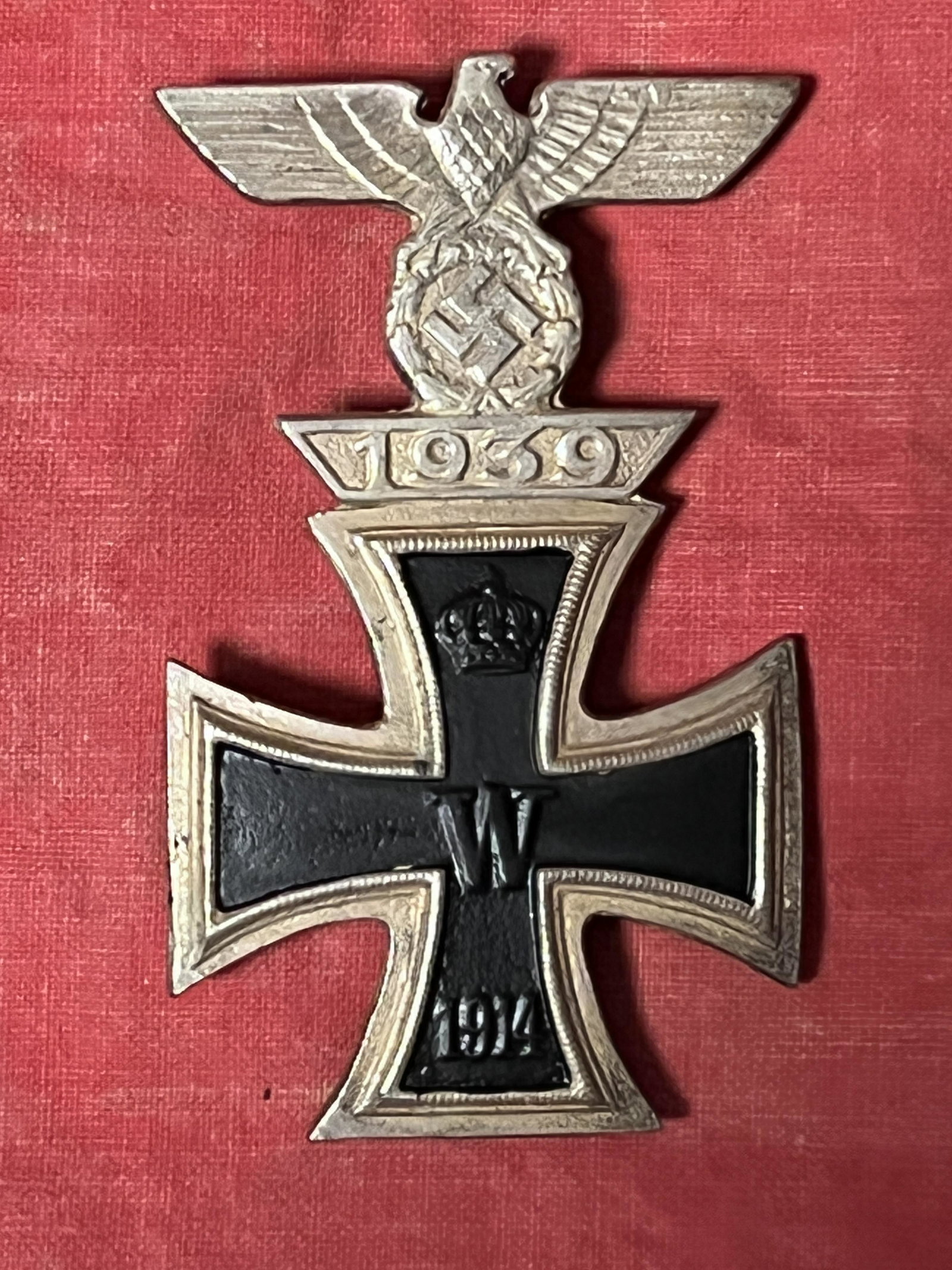 WW2 GERMAN NAZI CLASP TO THE IRON CROSS MEDAL: WW2 GERMAN NAZI CLASP TO THE IRON CROSS MEDAL. The Clasp to the Iron Cross (Spange zum Eisernen Kreuz) was a white metal medal clasp displayed on the uniforms of German Wehrmacht personnel who had bee
