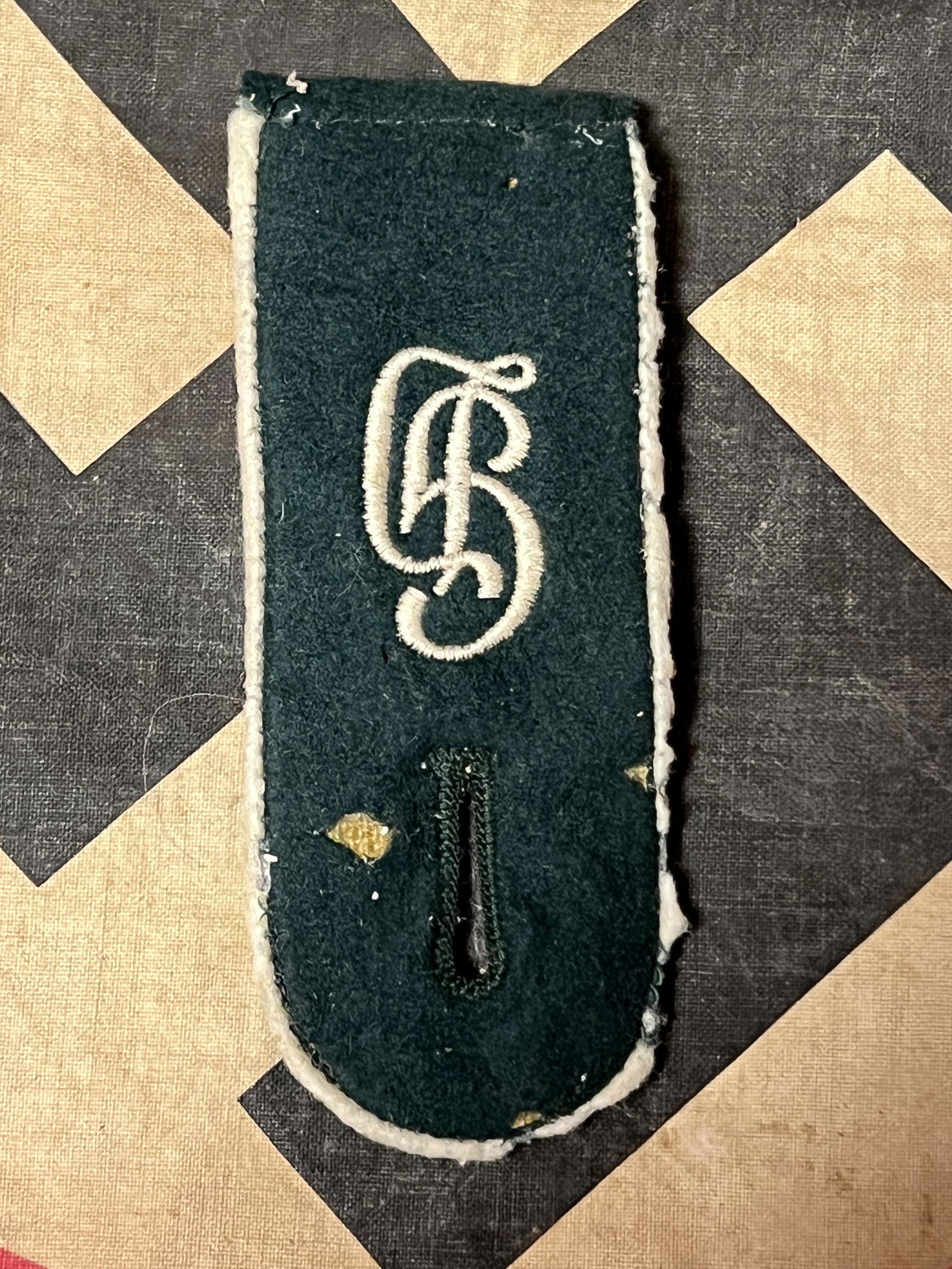 WW2 GERMAN GROSSDEUTSCHLAND UNIFORM SHOULDER BOARD: WW2 GERMAN GROSSDEUTSCHLAND UNIFORM SHOULDER BOARD. THIS IS A BATTLE DAMAGED COLLAR TAB. WAS BROUGHT BACK HOME BY A VET. A GREAT FIND AND AN EXCELLENT ADDITION TO YOUR COLLECTION.