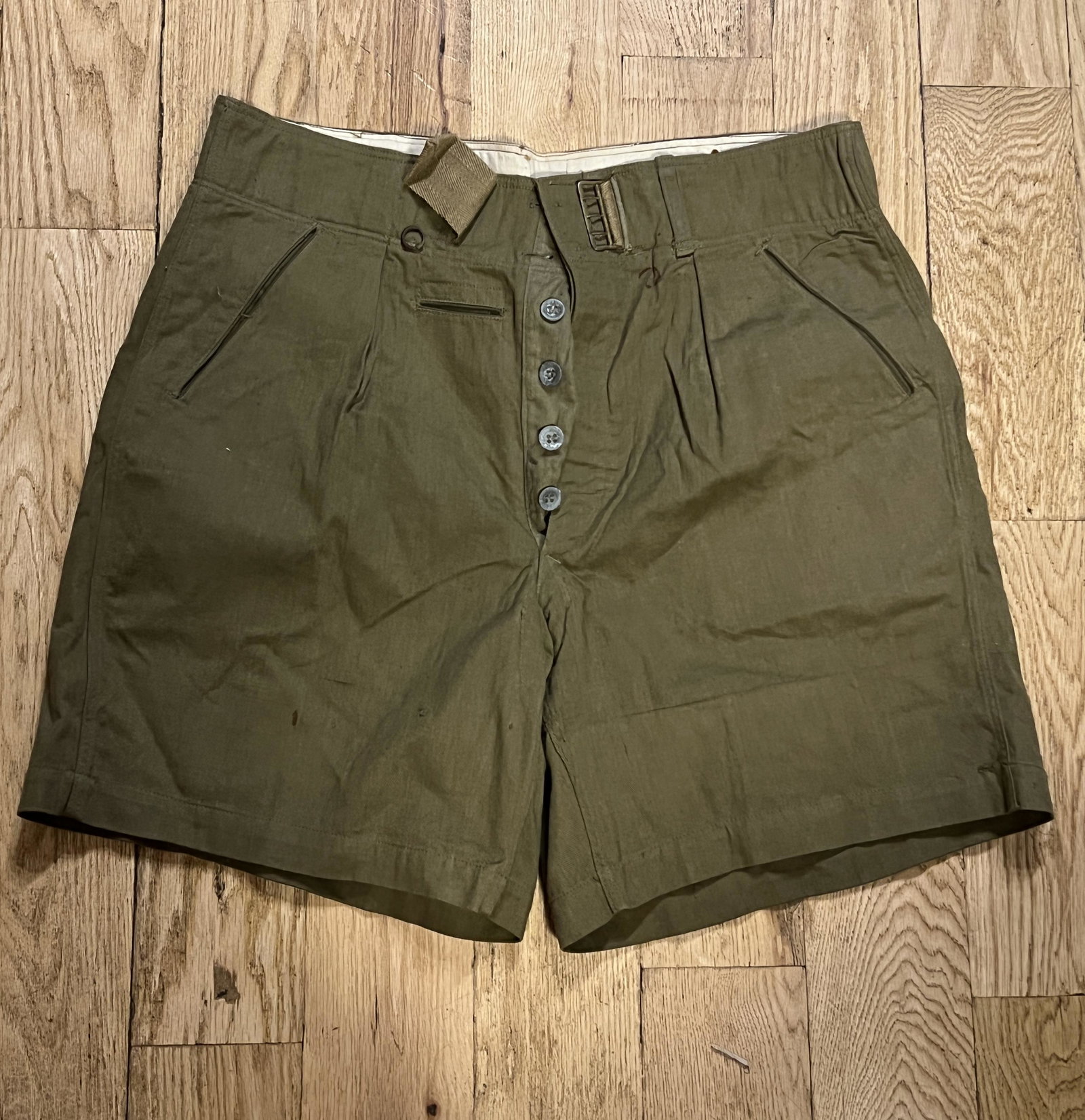 WW2 GERMAN HEER ARMY SOLDIERS SHORTS W/MAKER MARKS: WW2 GERMAN HEER ARMY SOLDIERS SHORTS W/MAKER MARKS. A RARE FIND. IT IS IN MINT OVERALL SHAPE AND CONDITION WITH A BEAUTIFUL OVERALL PATINA. HAS A GREAT LOOK TO IT WITH AN EXCELLENT OVERALL EYE APPEAL.