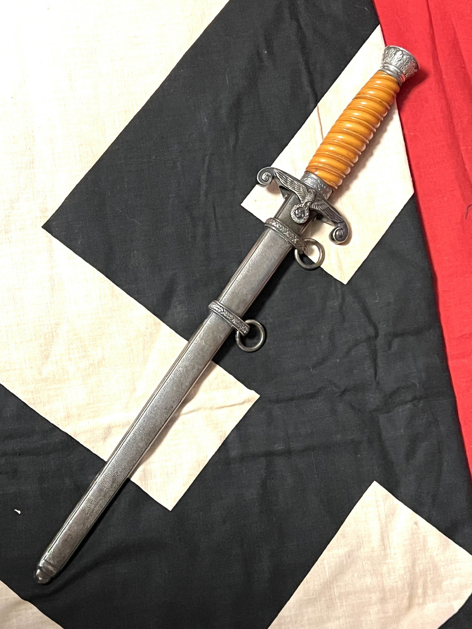 ID'D WW2 GERMAN HEER ARMY DAGGER W/SHEATH: ID'D WW2 GERMAN HEER ARMY DAGGER W/SHEATH. A RARE FIND. IT IS IN MINT OVERALL SHAPE AND CONDITION. HAS A GREAT LOOK TO IT WITH AN EXCELLENT OVERALL EYE APPEAL. BEAUTIFUL PATINA THROUGHOUT. HAS AN ID G