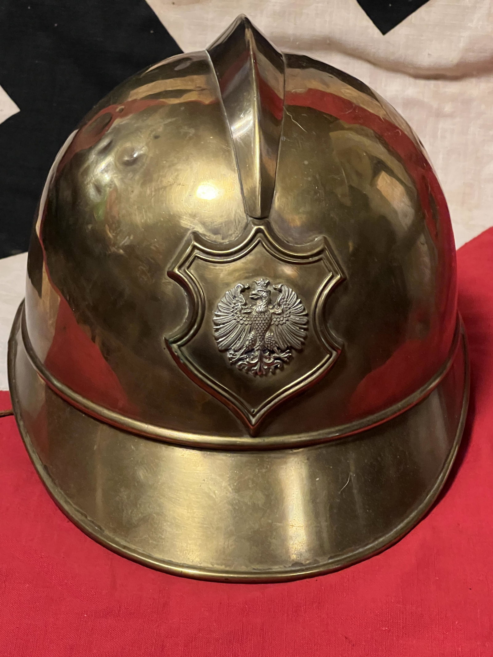 VET BRING BACK WW1 GERMAN PRUSSIAN HELEMT: VET BRING BACK WW1 GERMAN PRUSSIAN HELEMT. A RARE FIND. HAS THE MAKER MARKS ON THE INSIDE - VIEW PICTURES. IT IS IN MINT OVERALL SHAPE AND CONDITION WITH A BEAUTIFUL OVERALL PATINA. HAS A GREAT LOOK T