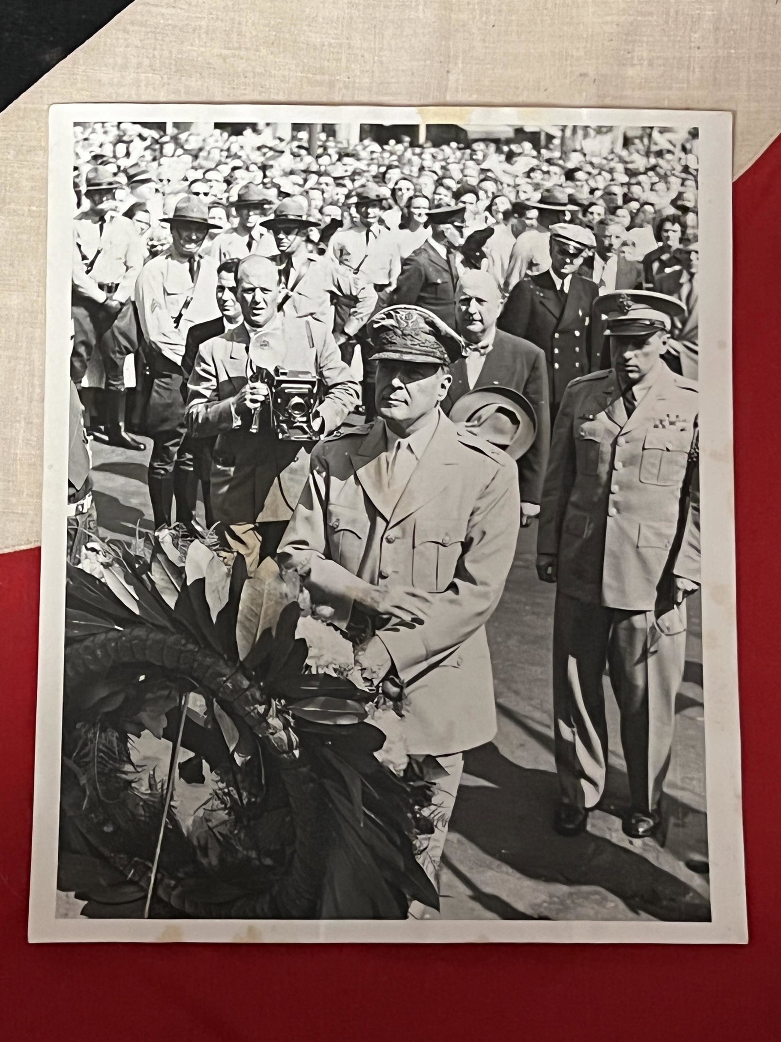 WW2 GERMAN PHOTOGRAPH OF GENERAL MAC ARTHUR: WW2 GERMAN PHOTOGRAPH OF GENERAL MAC ARTHUR. DATED 1945 ON THE BACK. A GREAT ADDITION TO YOUR COLLECTION.