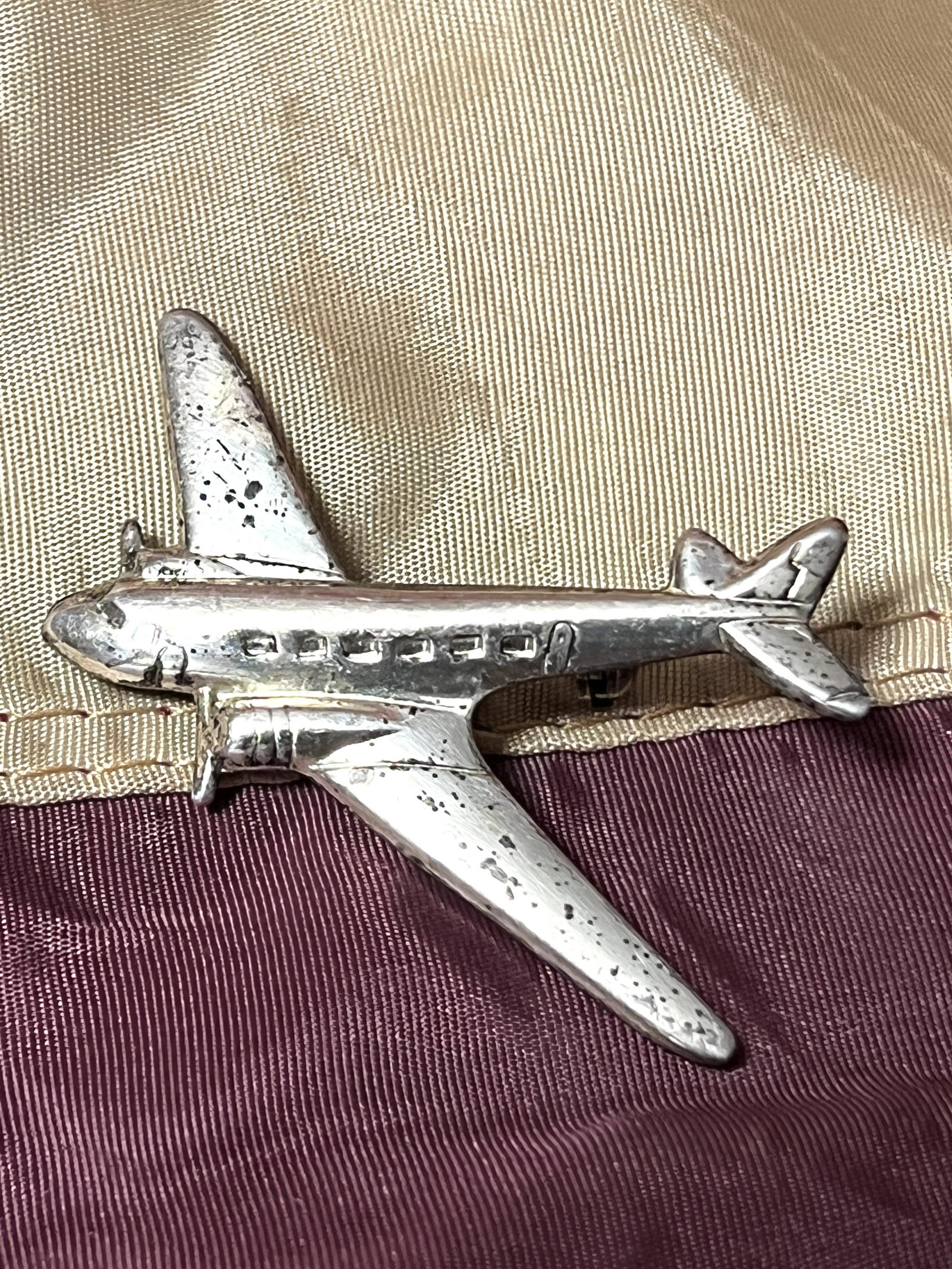 WW2 U.S. AVIATOR PILOTS STERLING SILVER PLANE PIN: WW2 U.S. AVIATOR PILOTS STERLING SILVER PLANE PIN. A RARE FIND. IT IS IN MINT OVERALL SHAPE AND CONDITION WITH A BEAUTIFUL OVERALL PATINA. A GREAT FIND AND AN EXCELLENT ADDITION TO YOUR COLLECTION.