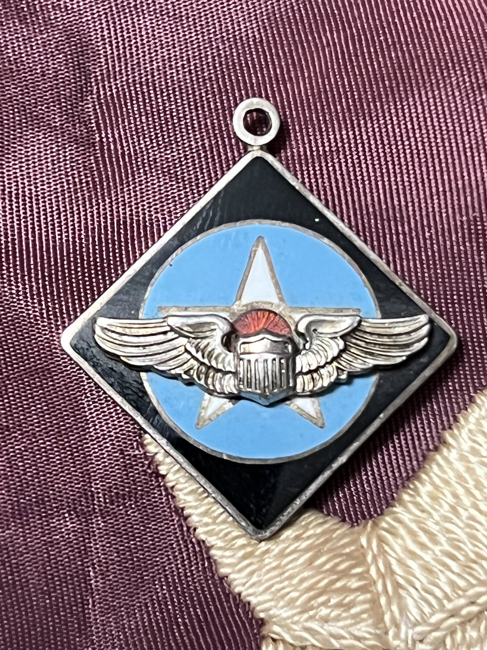 WW2 U.S. PILOTS ENAMELED WINGS STERLING SILVER PENDANT: WW2 U.S. PILOTS ENAMELED WINGS STERLING SILVER PENDANT. A RARE FIND. IT IS IN MINT OVERALL SHAPE AND CONDITION. A GREAT FIND AND AN EXCELLENT ADDITION TO YOUR COLLECTION.
