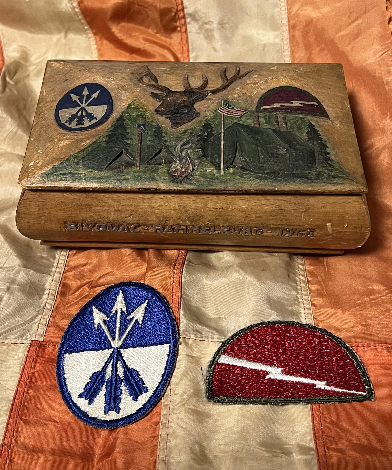 WW2 U.S. BIVOUAC HAMMELBURG 1946 TRENCH ART BOX W/INSIGNIAS: WW2 U.S. BIVOUAC HAMMELBURG 1946 TRENCH ART BOX W/INSIGNIAS. A RARE FIND. BEAUTIFUL WOOD CARVED BOX. IT IS IN MINT OVERALL SHAPE AND CONDITION WITH A BEAUTIFUL OVERALL PATINA. HAS THE (2) INSIGNIAS TH