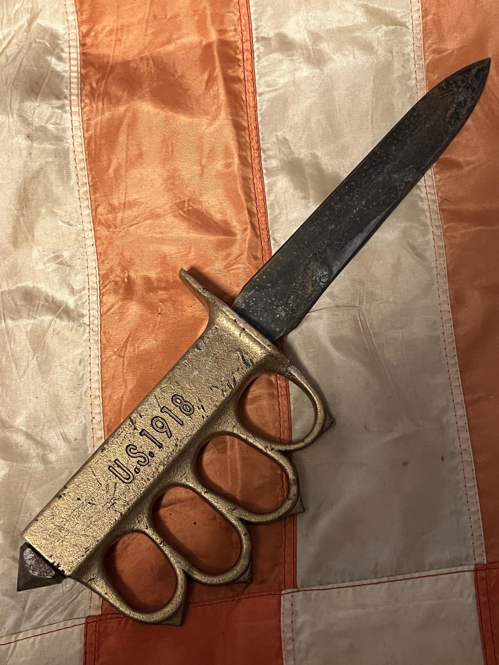 RARE WW1 U.S. 1918 KNUCKLE DUSTER TRENCH KNIFE: RARE WW1 U.S. 1918 KNUCKLE DUSTER TRENCH KNIFE. A RARE FIND. IT IS IN MINT OVERALL SHAPE AND CONDITION WITH A BEAUTIFUL OVERALL PATINA. HAS A GREAT LOOK TO IT WITH AN EXCELLENT OVERALL EYE APPEAL. A G