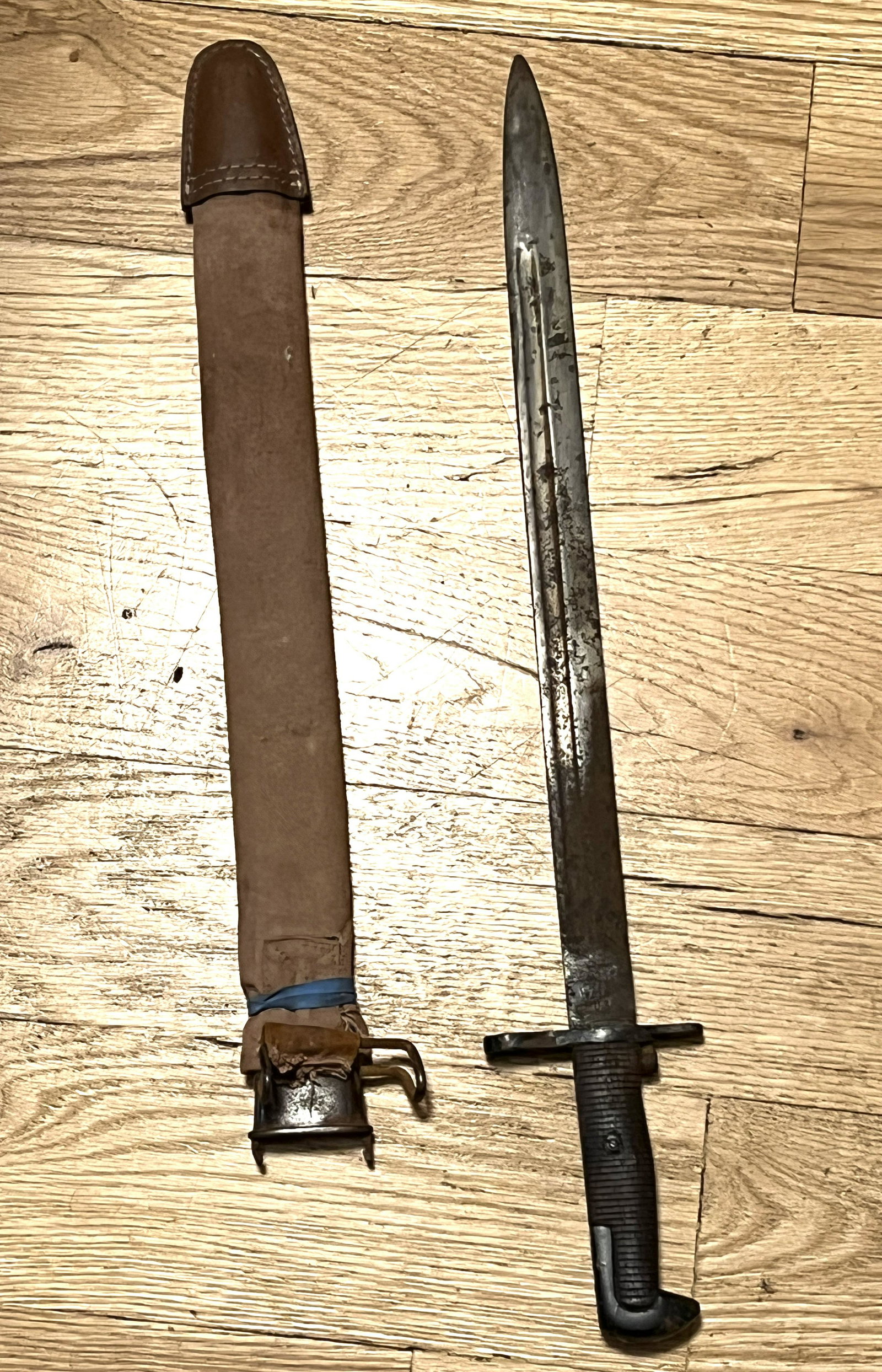 WW1 RIA 1906 BAYONET WITH CANVAS SCABBARD: WW1 RIA 1906 BAYONET WITH CANVAS SCABBARD. A RARE FIND. USED HEAVILY. BLADE IS MARKED U.S. AND RIA 1906. PLEASE VIEW ALL DETAILED PICTURES. A GREAT FIND AND AN EXCELLENT ADDITION TO YOUR COLLECTION.