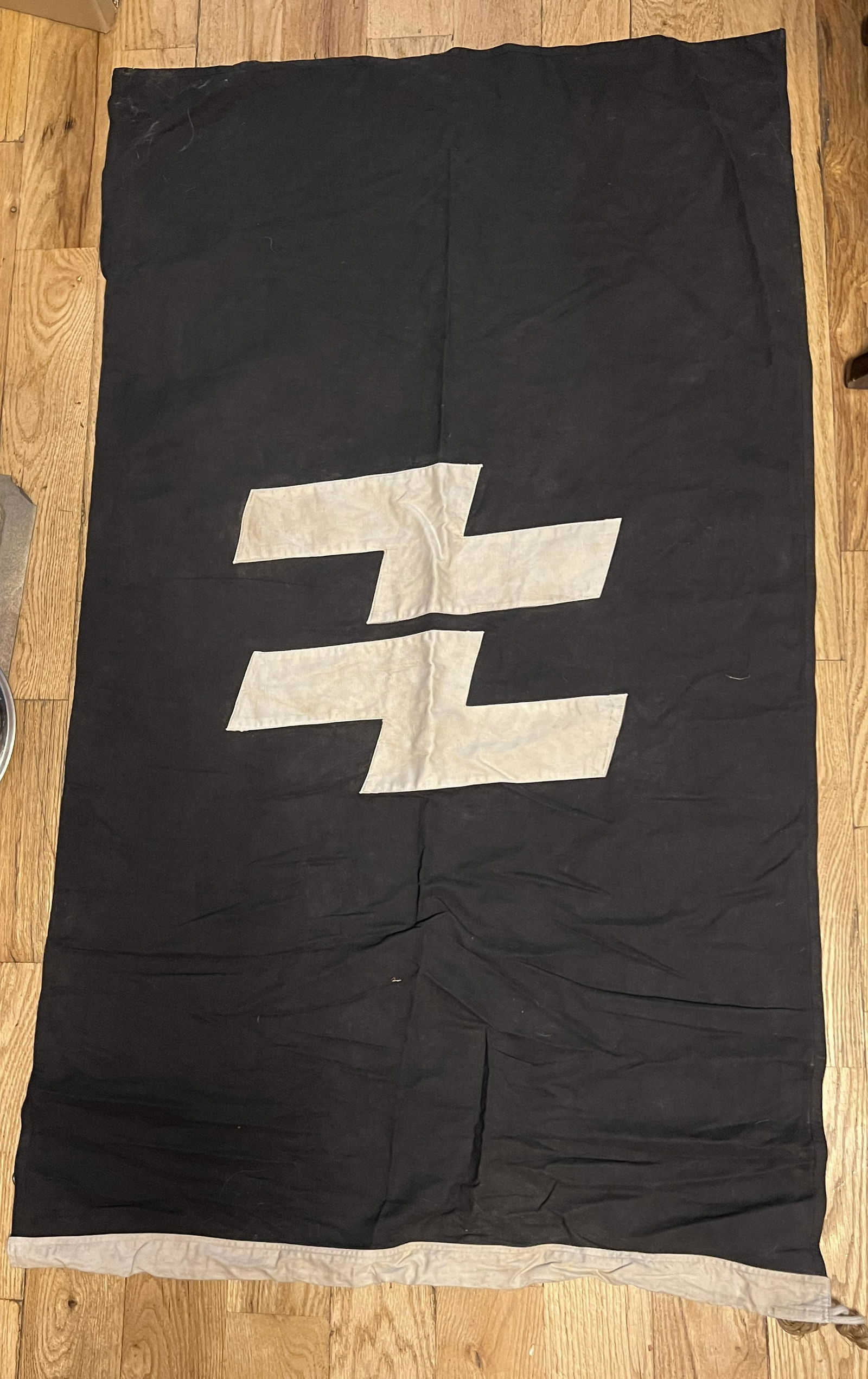 RARE WW2 GERMAN WAFFEN SS FLAG W/MAKER MARKS DOUBLE SIDED: RARE WW2 GERMAN WAFFEN SS FLAG W/MAKER MARKS DOUBLE SIDED. IN MINT OVERALL SHAPE AND CONDITION WITH A BEAUTIFUL OVERALL PATINA. HAS THE MAKER MARKS ON THE FLAG. IT HAS A BATTLE USED APPEARANCE AND LOO
