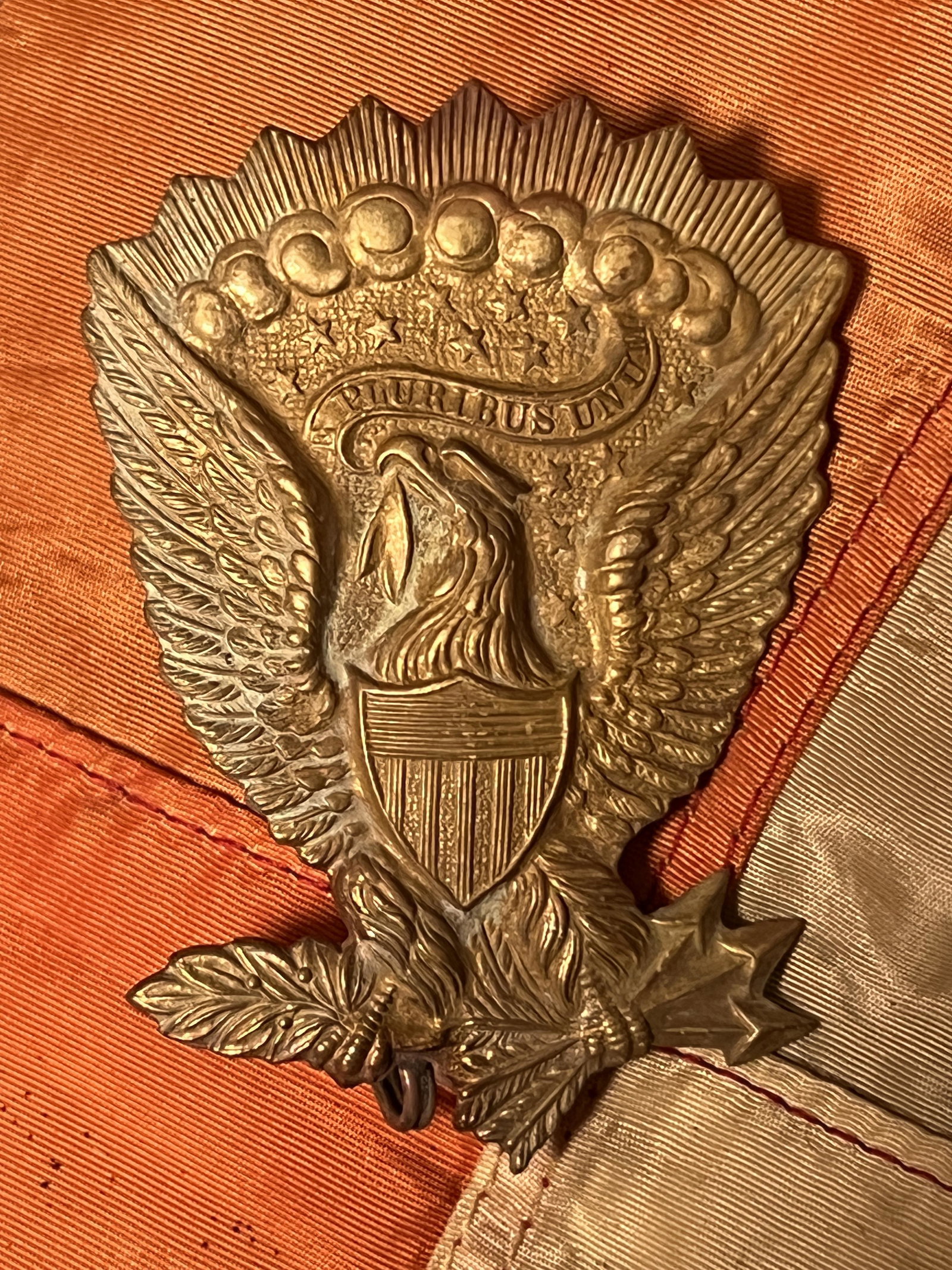 RARE CIVIL WAR JEFF DAVIS EAGLE HAT INSIGNIA: RARE CIVIL WAR JEFF DAVIS EAGLE HAT INSIGNIA. A RARE FIND. IT IS IN MINT OVERALL SHAPE AND CONDITION WITH A BEAUTIFUL OVERALL PATINA. HAS A GREAT LOOK TO IT WITH AN EXCELLENT OVERALL EYE APPEAL. A GRE