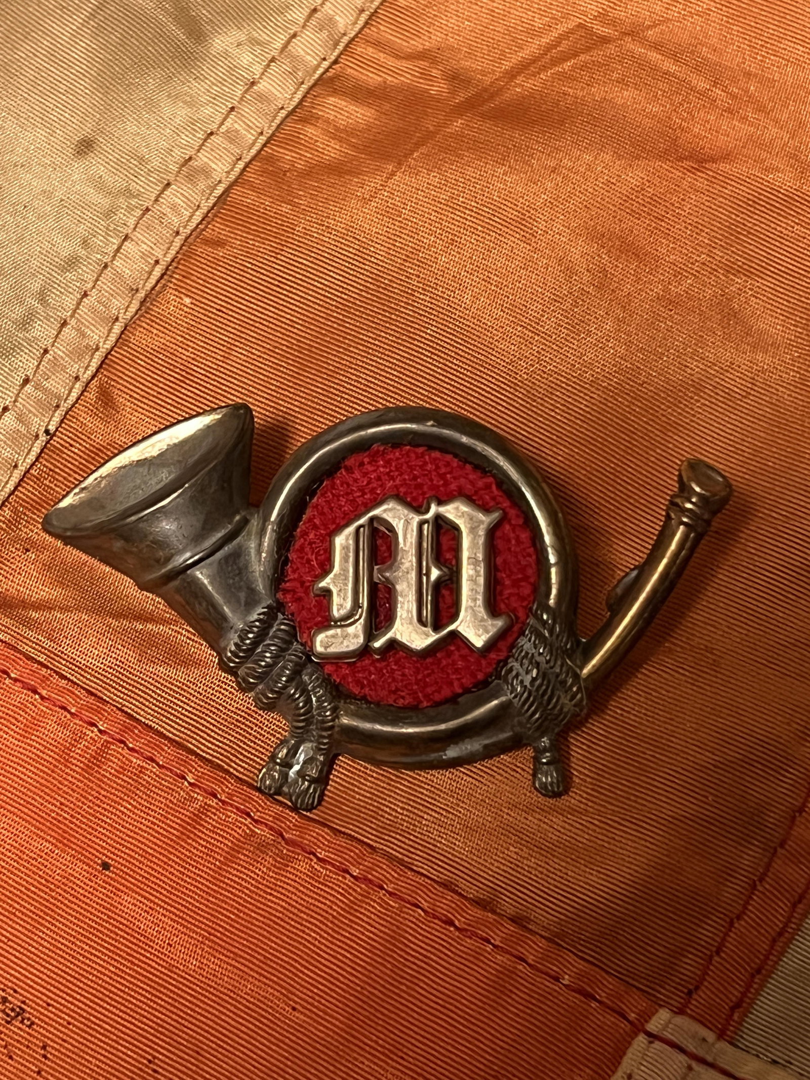 RARE CIVIL WAR USN CONFEDERATE NAVY KEPI INSIGNIA: RARE CIVIL WAR USN CONFEDERATE NAVY KEPI INSIGNIA. IN MINT OVERALL SHAPE AND CONDITION WITH A BEAUTIFUL OVERALL PATINA. HAS A GREAT LOOK TO IT WITH AN EXCELLENT OVERALL EYE APPEAL. A GREAT FIND AND AN