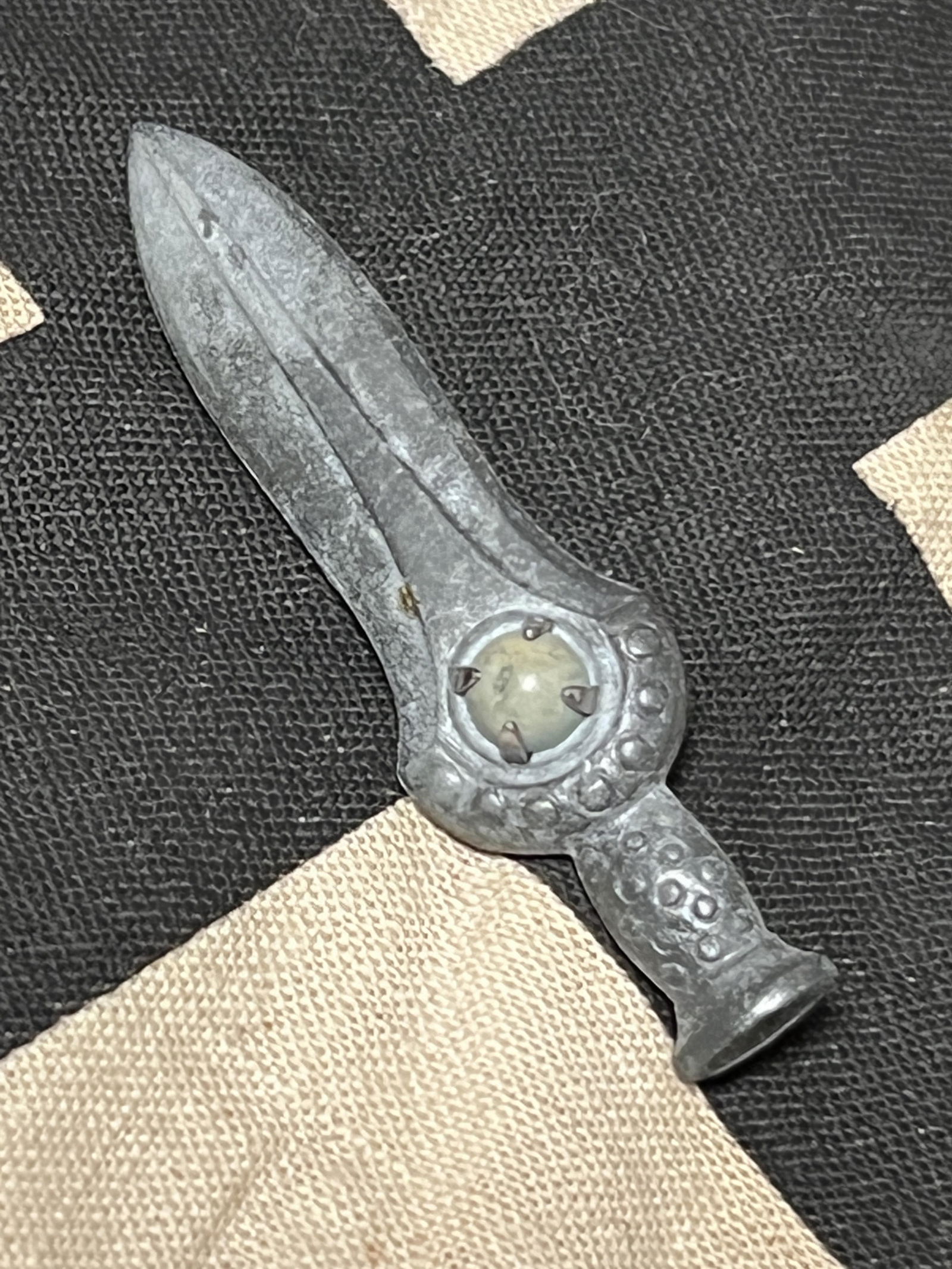 RARE WW2 GERMAN WIKING SWORD TINNIE: RARE WW2 GERMAN WIKING SWORD TINNIE. A RARE FIND. IT IS IN MINT OVERALL SHAPE AND CONDITION WITH A BEAUTIFUL OVERALL PATINA. A GREAT FIND AND AN EXCELLENT ADDITION TO YOUR COLLECTION.
