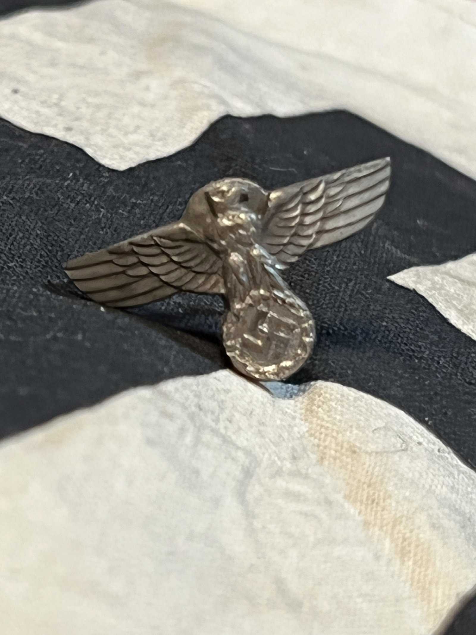 RARE WW2 GERMAN DAGGER HANDLE EAGLE INSIGNIA: RARE WW2 GERMAN DAGGER HANDLE EAGLE INSIGNIA. A RARE FIND. IT IS IN MINT OVERALL SHAPE AND CONDITION WITH A BEAUTIFUL OVERALL PATINA. A GREAT FIND AND AN EXCELLENT ADDITION TO YOUR COLLECTION.