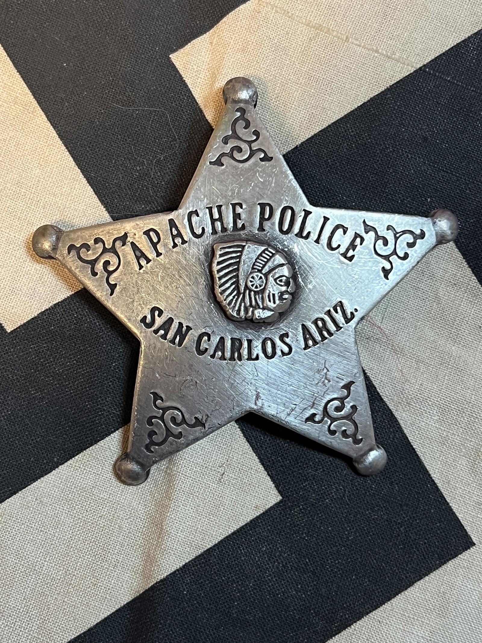 ANTIQUE APACHE POLICE SAN CARLOS ARIZ. BADGE: ANTIQUE APACHE POLICE SAN CARLOS ARIZ. BADGE. A RARE FIND. IT IS IN MINT OVERALL SHAPE AND CONDITION WITH A BEAUTIFUL OVERALL PATINA. HAS A GREAT LOOK TO IT WITH AN EXCELLENT OVERALL EYE APPEAL. COMES