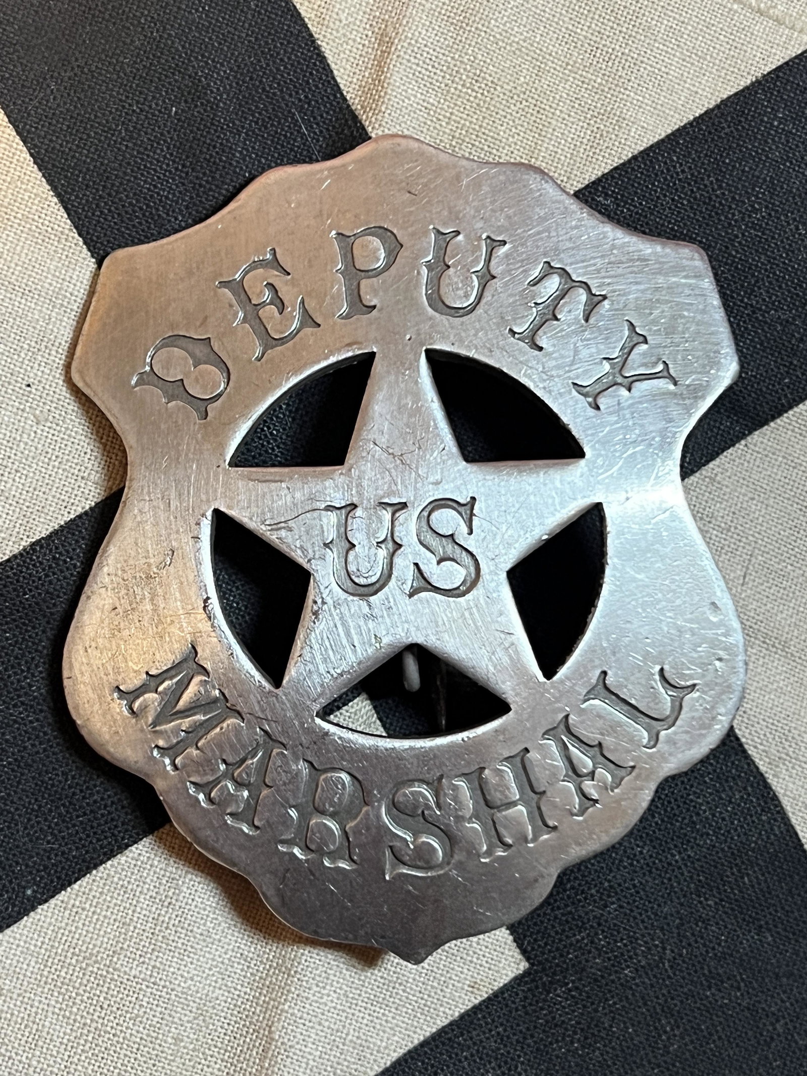 ANTIQUE DEPUTY US MARSHAL BADGE: ANTIQUE DEPUTY US MARSHAL BADGE. A RARE FIND. IT IS IN MINT OVERALL SHAPE AND CONDITION WITH A BEAUTIFUL OVERALL PATINA. COMES FROM A COLLECTION. A GREAT FIND AND AN EXCELLENT ADDITION TO YOUR COLLECT