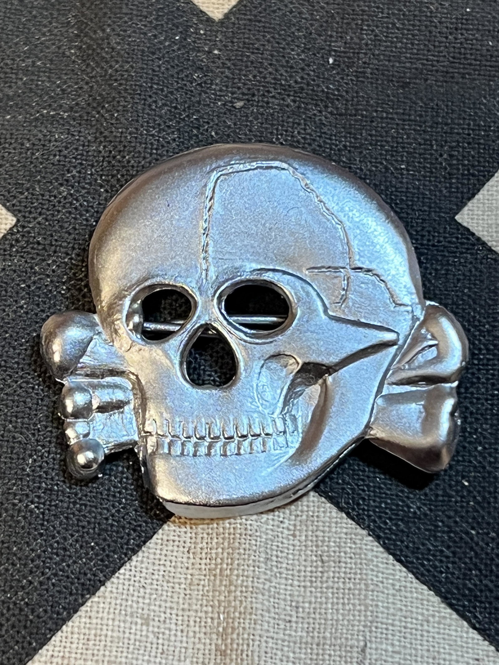 WW2 GERMAN TOTENKOPF SS SKULL INSIGNIA: WW2 GERMAN TOTENKOPF SS SKULL INSIGNIA. A RARE FIND. IT IS IN MINT OVERALL SHAPE AND CONDITION WITH A BEAUTIFUL OVERALL PATINA. A GREAT FIND AND AN EXCELLENT ADDITION TO YOUR COLLECTION.